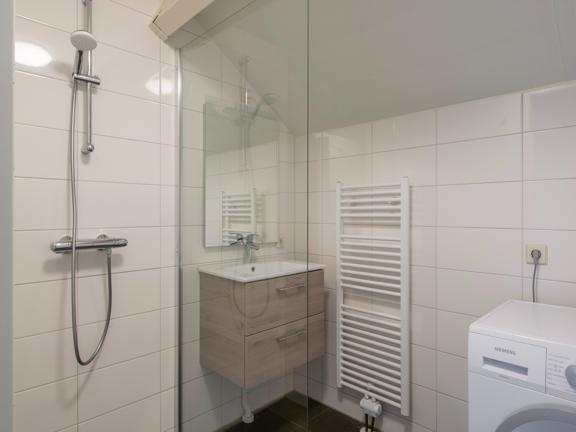 Moderne 6-persoonsbungalow op Vakantiepark Soeten Haert in Renesse - foto 14