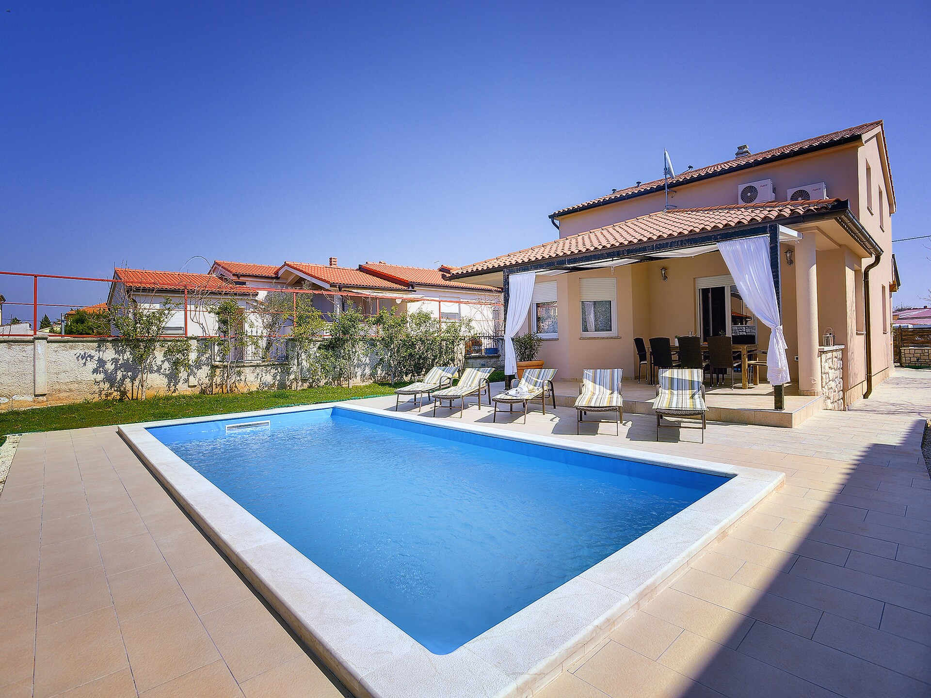 Villa Rudy in Valbandon: Luxe villa met privézwembad nabij het strand - foto 1