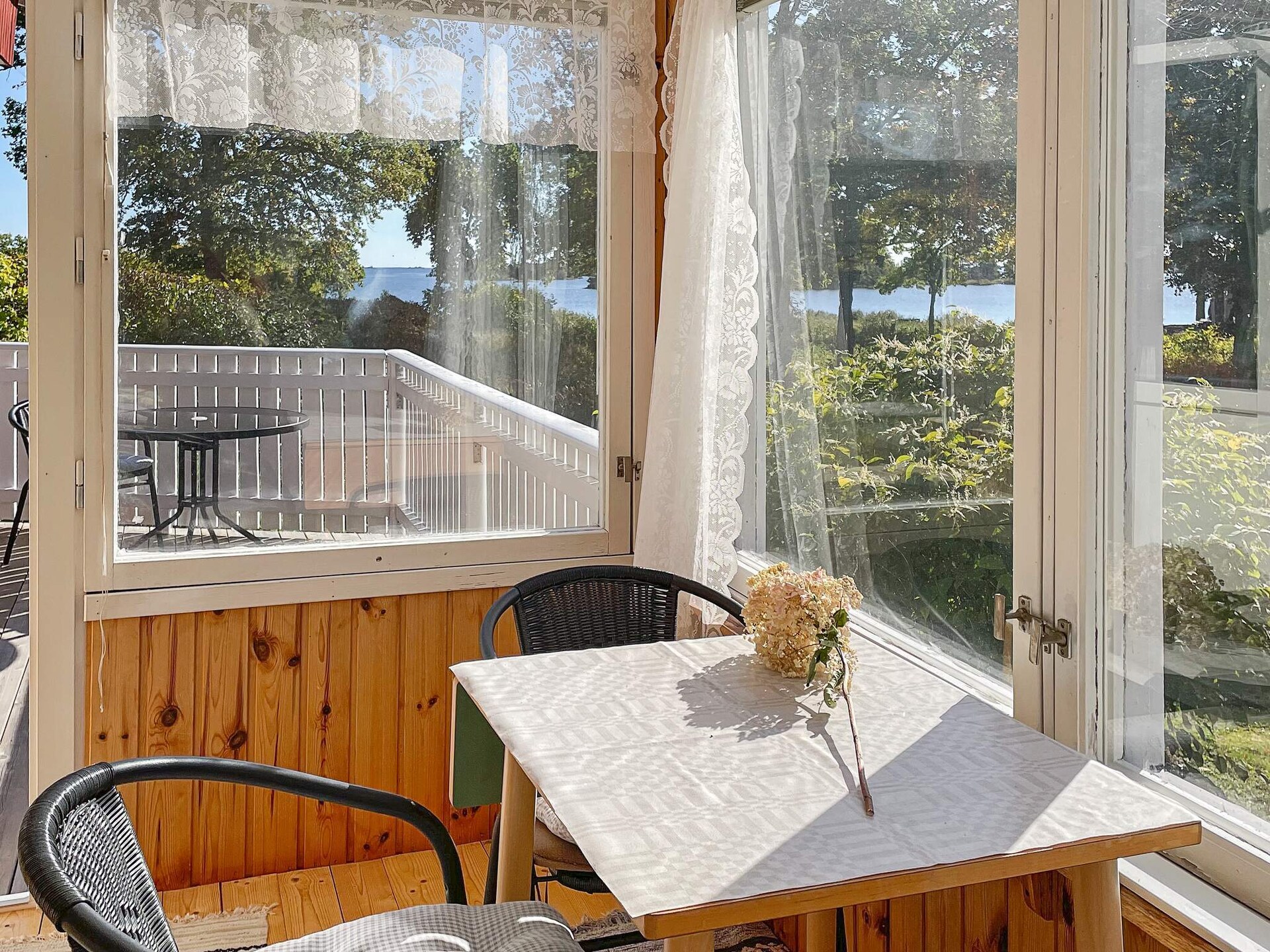Vrijstaand vakantiehuis met prachtig zeezicht bij Figeholm - foto 16