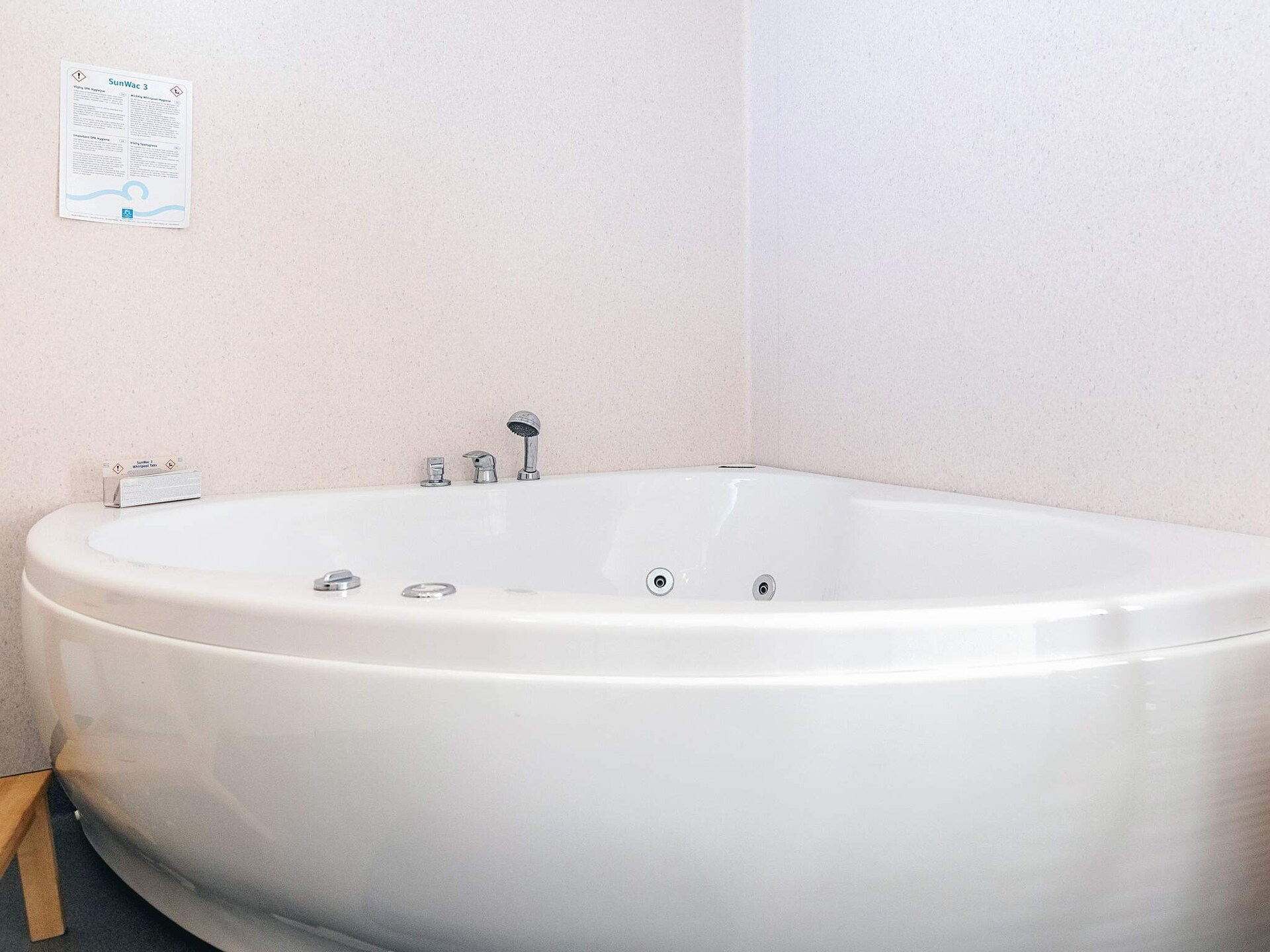 Vrijstaand vakantiehuis aan het water met panoramisch fjordzicht en jacuzzi - foto 11
