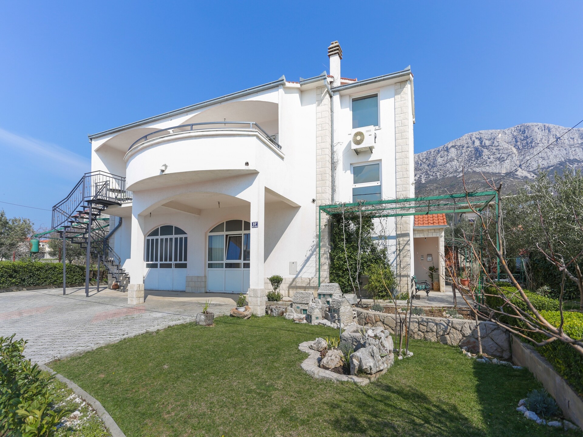 Modern appartement voor 5 personen op 400 meter van zee in Kaštel Gomilica - foto 1