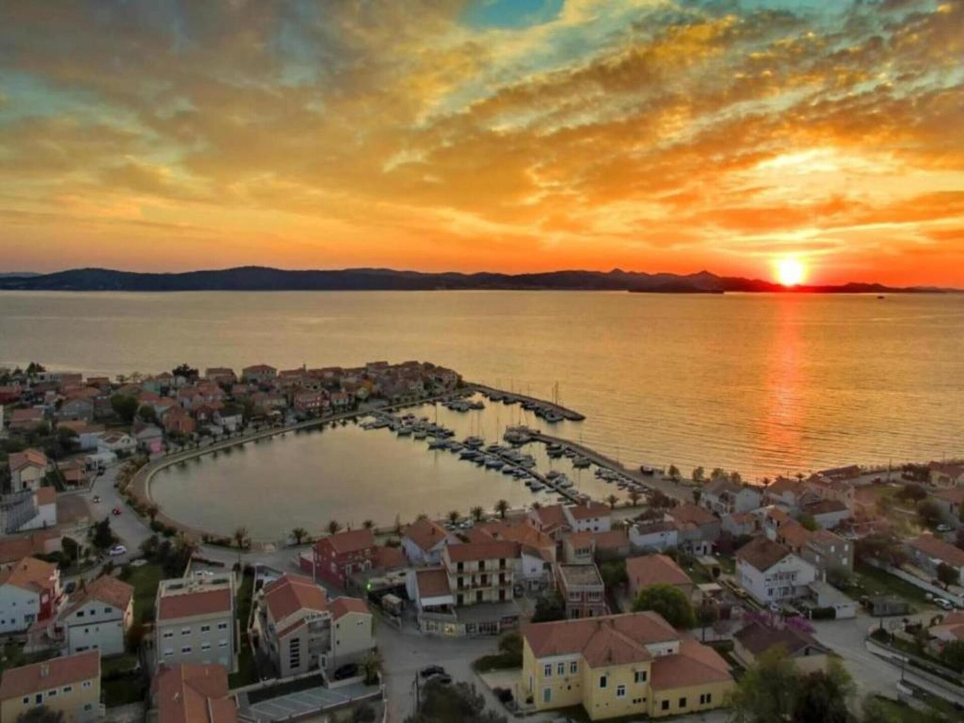 Mediterano 1: Gerenoveerd vakantiehuis met zeezicht in hartje Bibinje - foto 37
