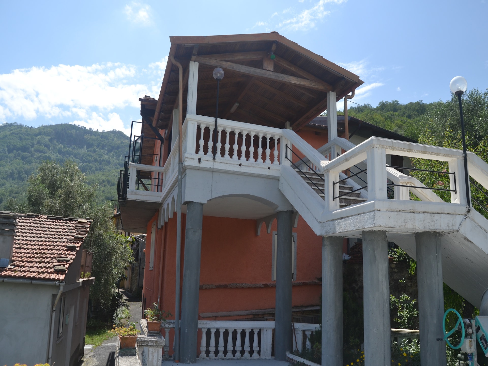 Vrijstaand vakantiehuis in Testico met tuin, BBQ en uitzicht op de Ligurische heuvels - foto 1