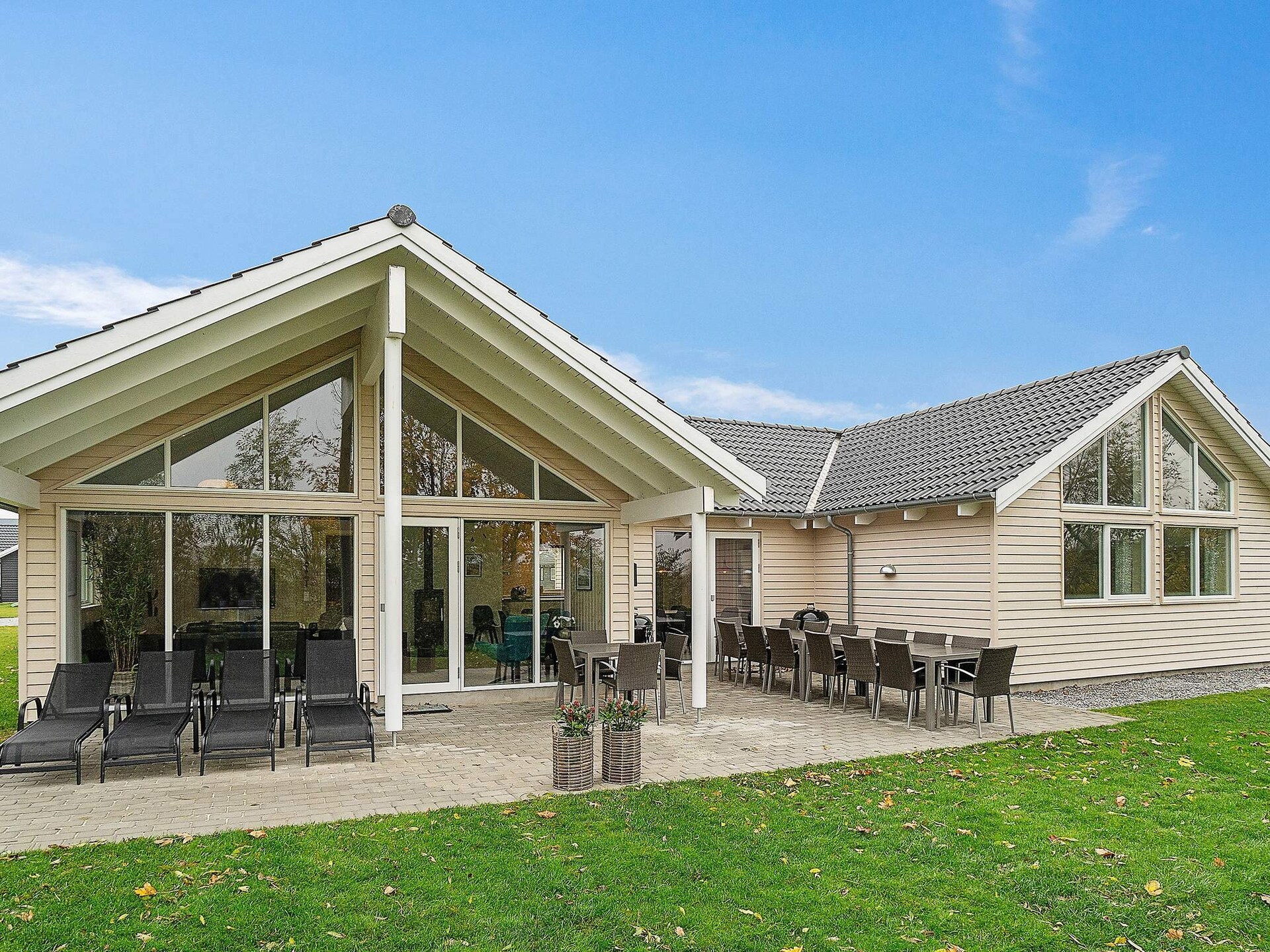 Op 950 m van zee: ruim vakantiehuis in Kappeln voor 18 personen · 242 m² - foto 1