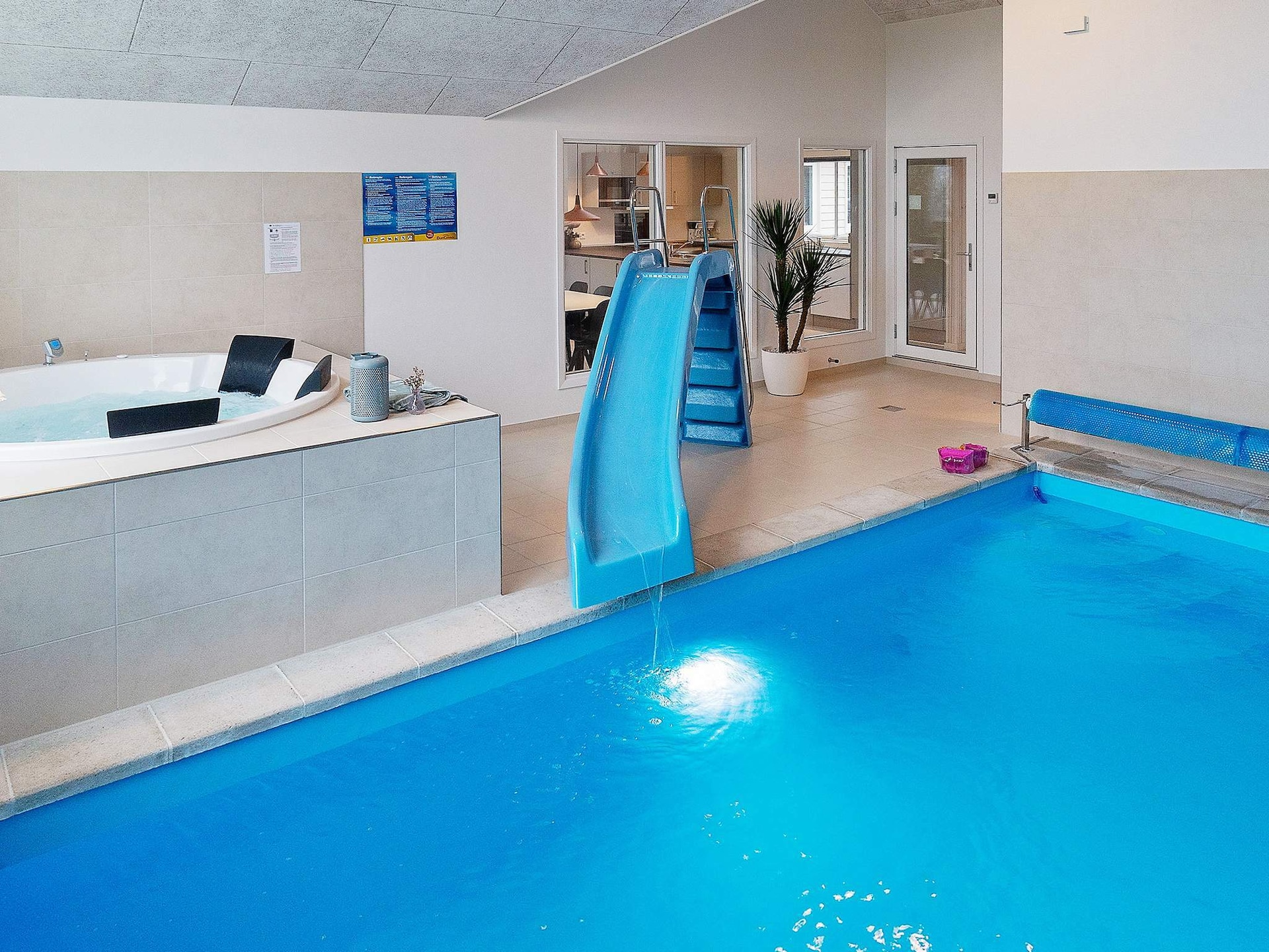 Op 950 m van zee: ruim vakantiehuis in Kappeln voor 18 personen · 242 m² - foto 6