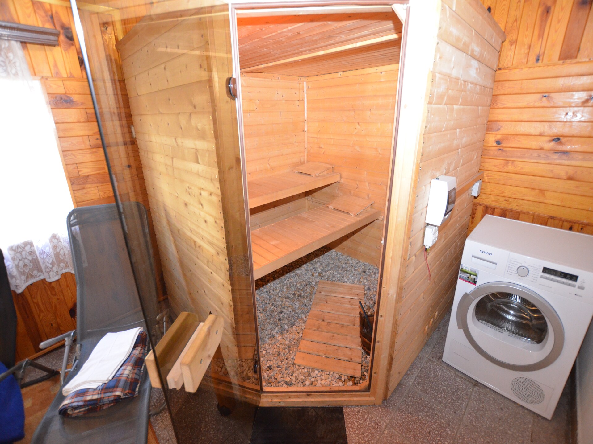 Op 1,0 km van de piste: ruim vakantiehuis voor 21 personen in Jiretín pod Jedlovou - foto 3