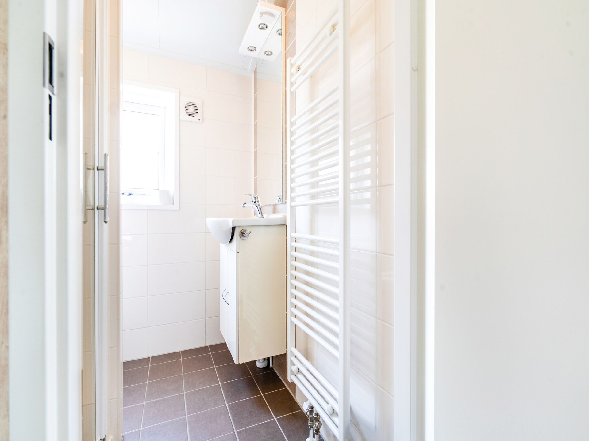Knus waterchalet met privéveranda en aanlegsteiger in Bant, Flevoland - foto 19