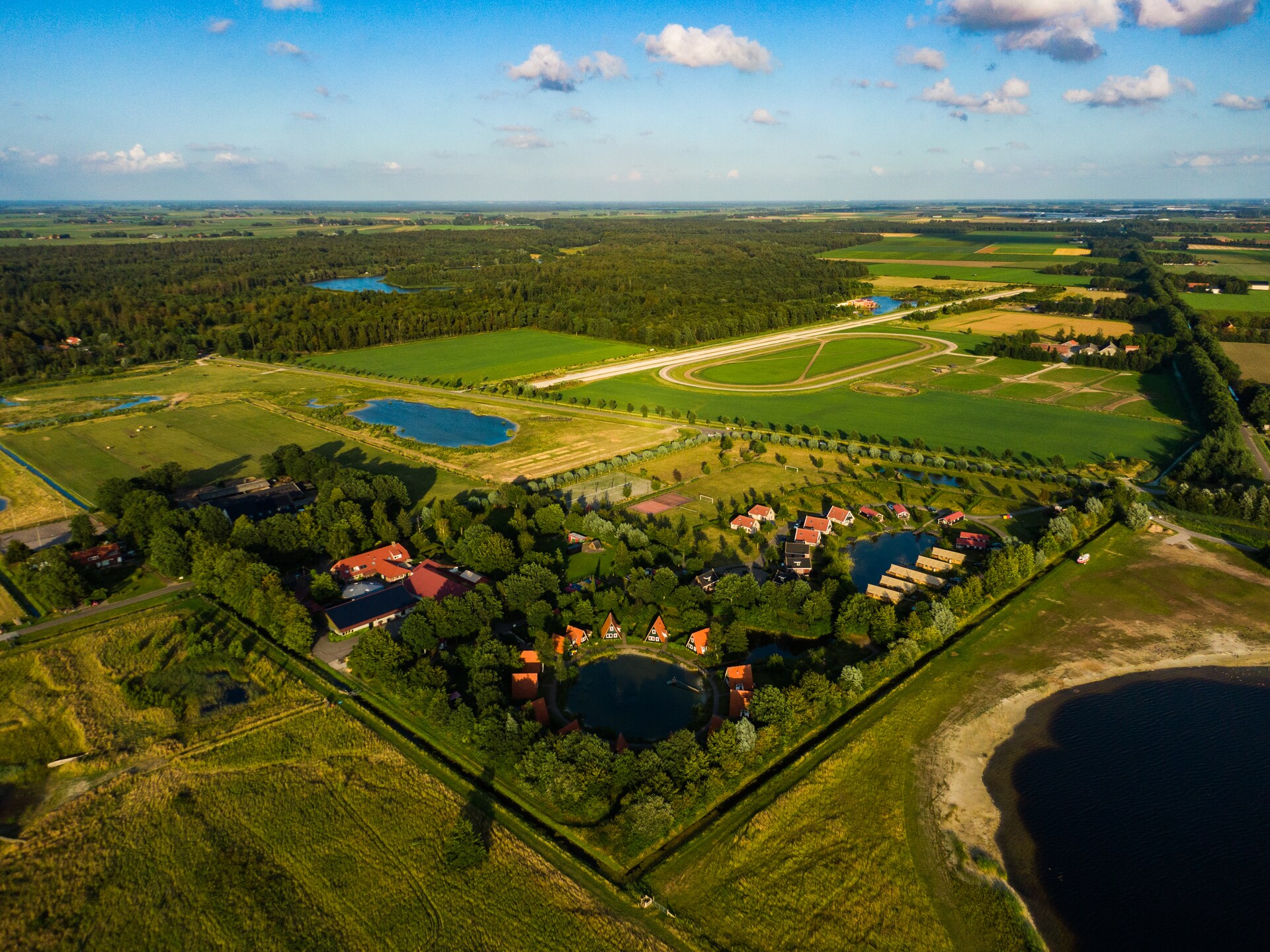 Vakantiepark Eigen Wijze 8: Groepsaccommodatie aan rustige vijver in Flevoland - foto 19