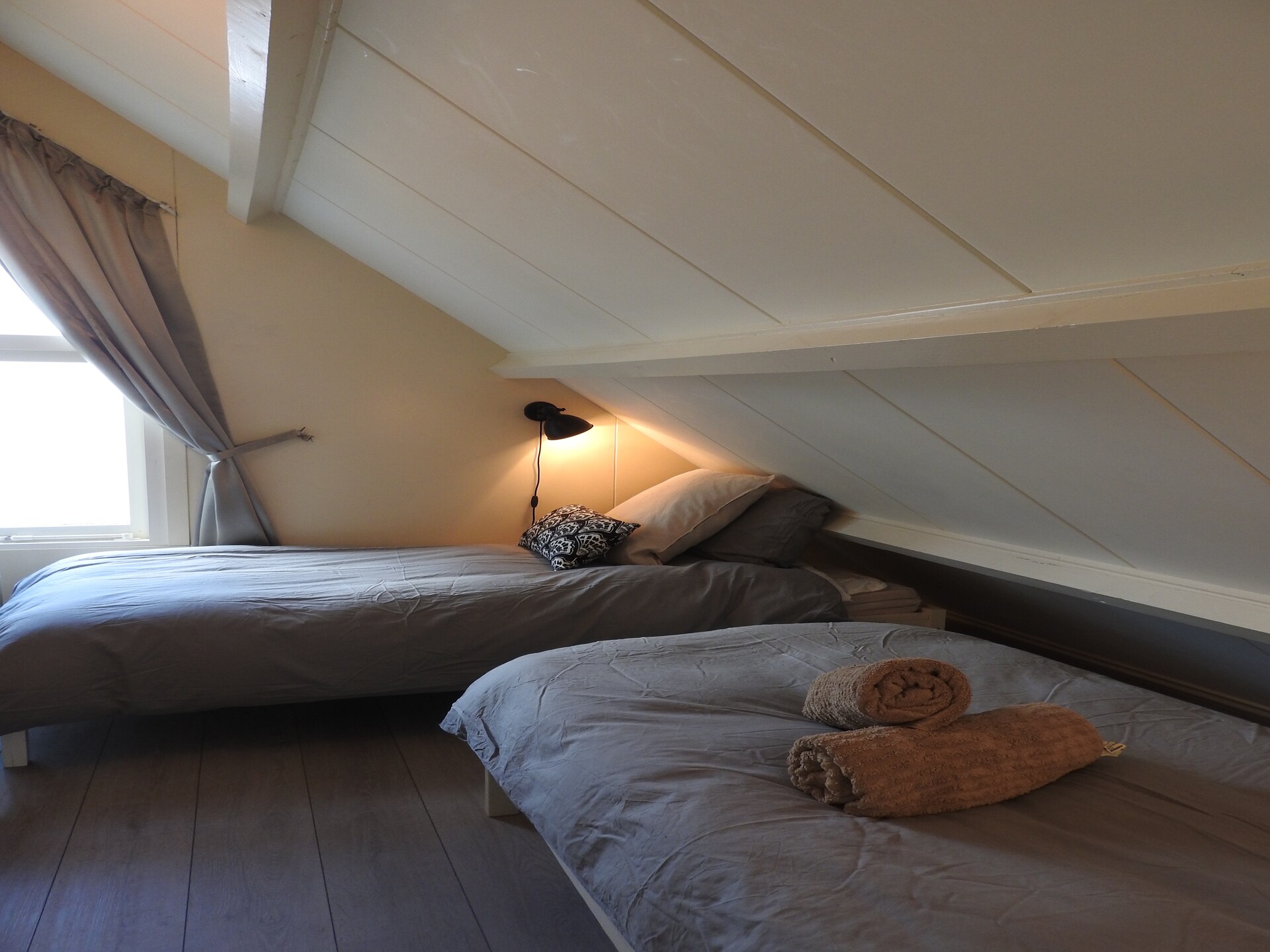 June's Cabin: Knus vakantiehuis in het bos, 2,2 km van zee - foto 10