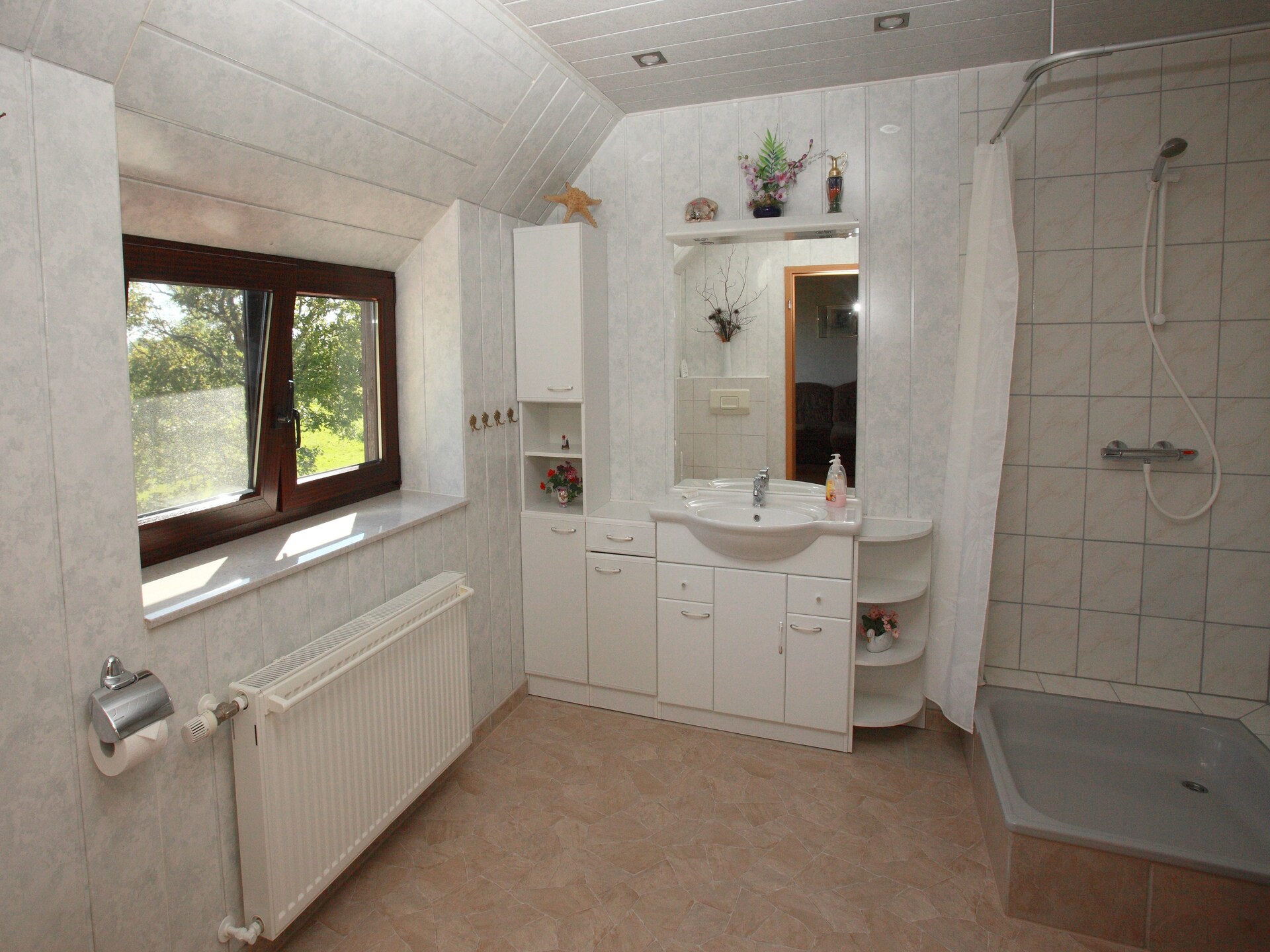 Ruim familie-appartement met tuin bij manege op 16 km van strand - foto 15