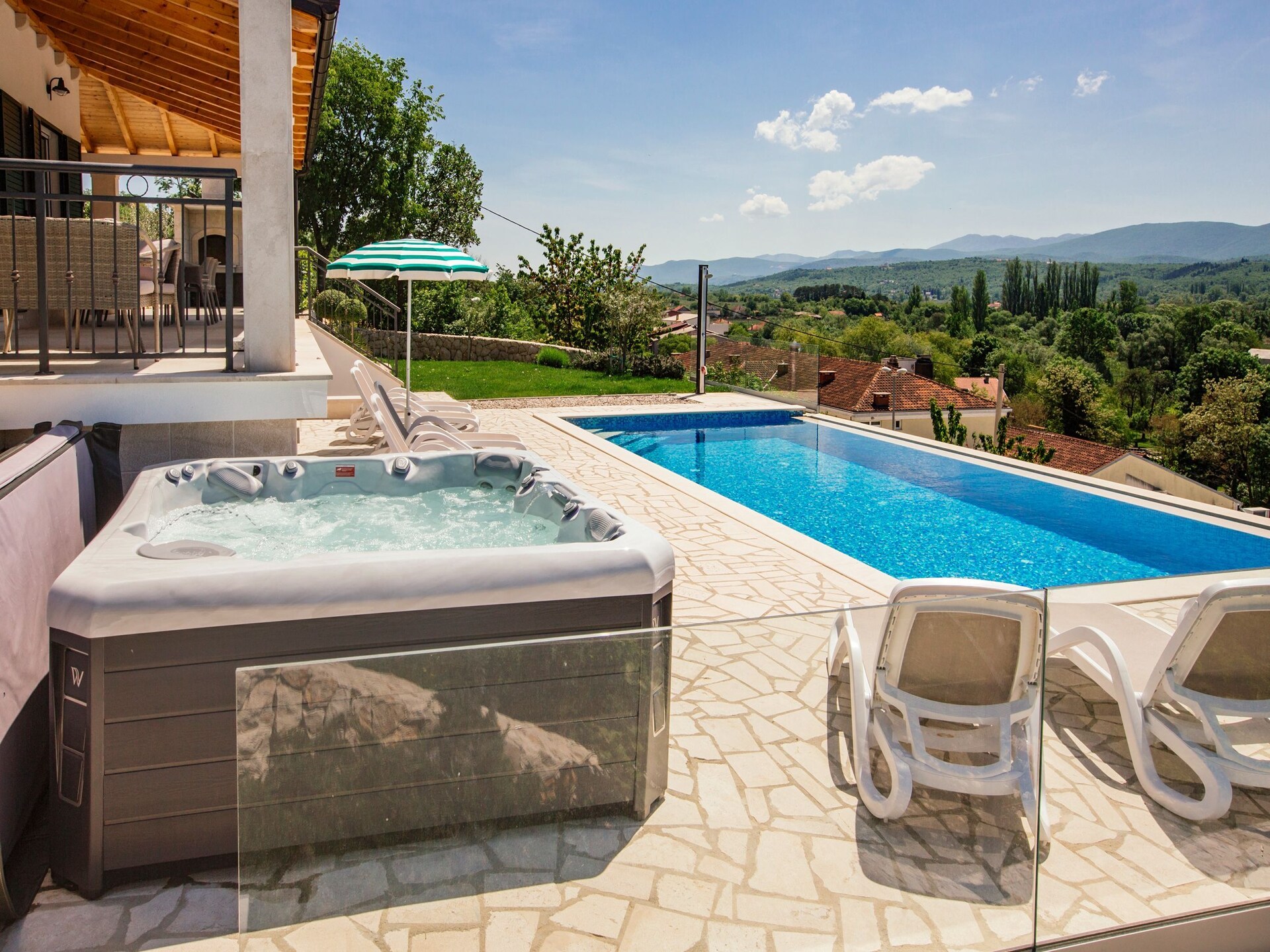 Villa In Excelsis: Ruim familieverblijf met privézwembad bij rivier en meer - foto 13