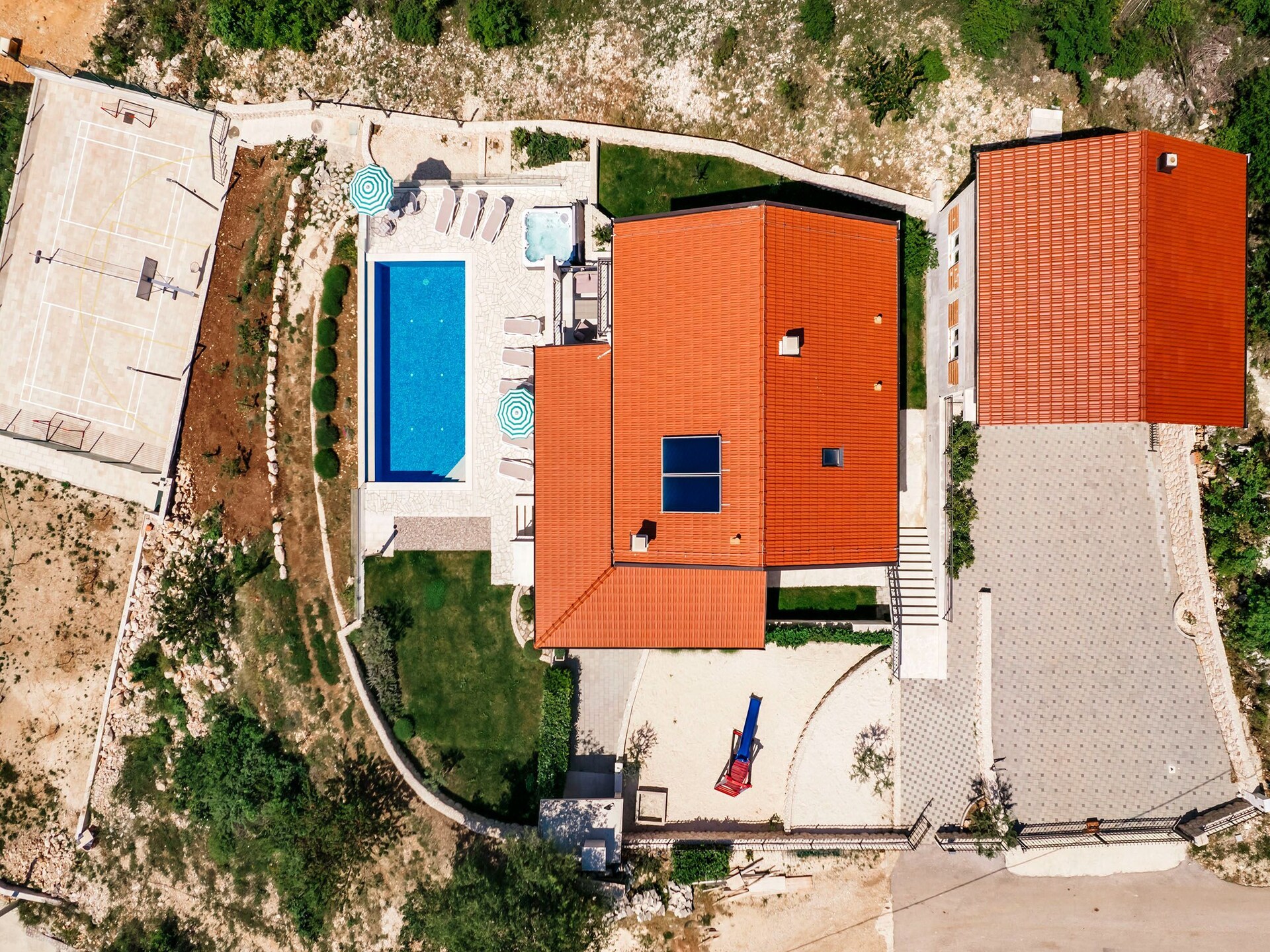 Villa In Excelsis: Ruim familieverblijf met privézwembad bij rivier en meer - foto 11