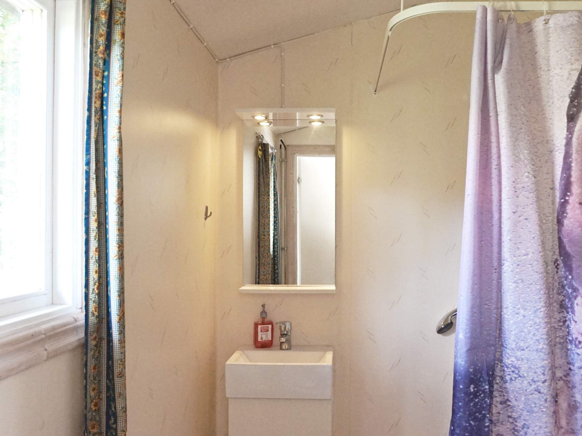 Kleine stuga aan de golfbaan in Österlen bij bos en meer - foto 11