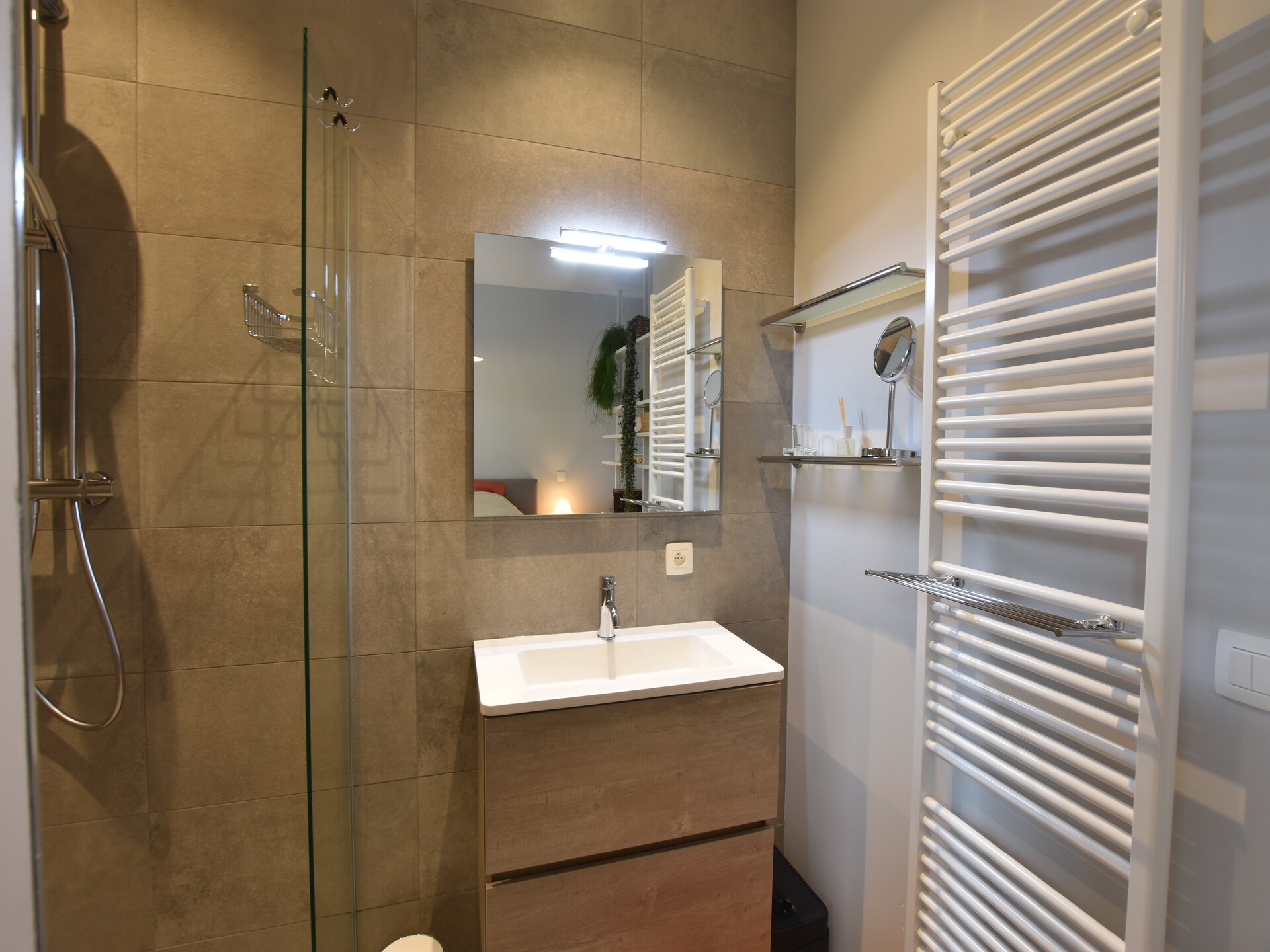 In het centrum van Ieper: modern 2-persoons appartement met eigen tuin - foto 12