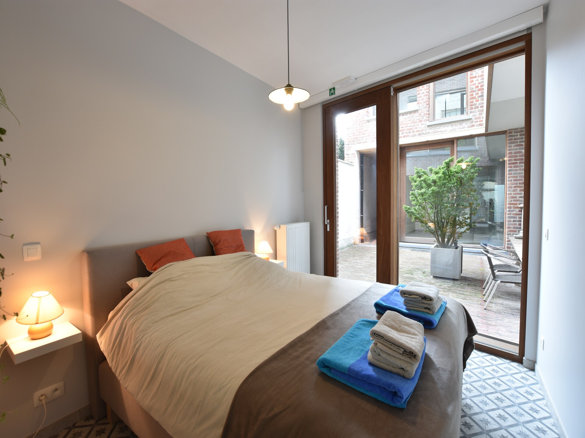 In het centrum van Ieper: modern 2-persoons appartement met eigen tuin - foto 1