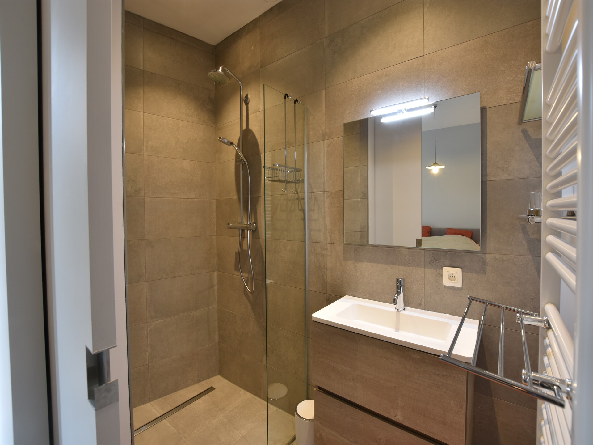 In het centrum van Ieper: modern 2-persoons appartement met eigen tuin - foto 6