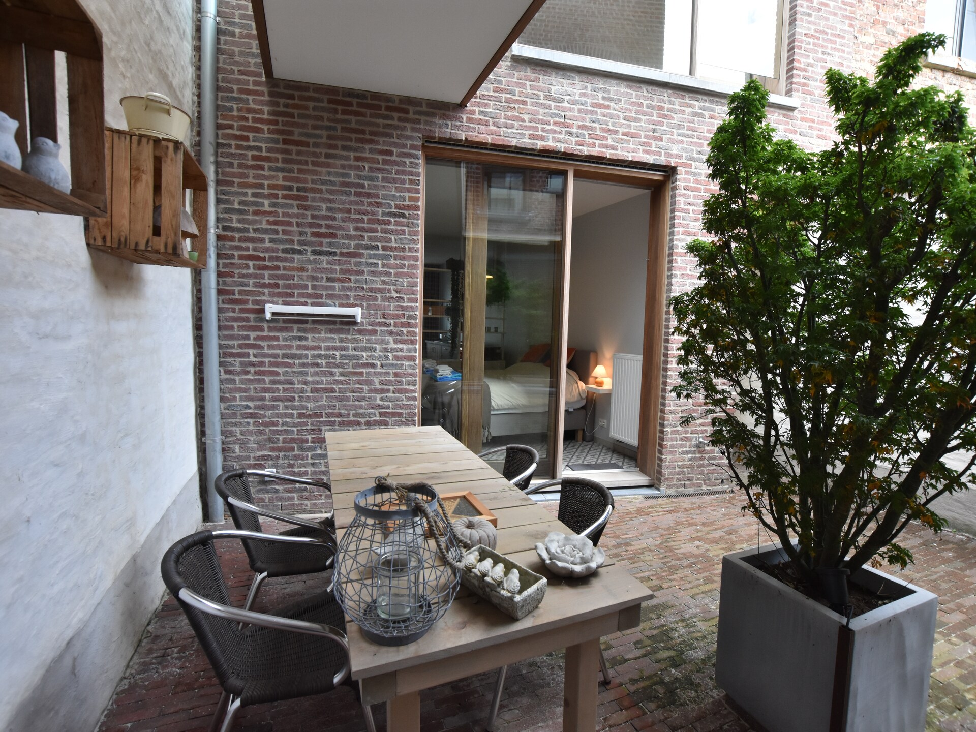 In het centrum van Ieper: modern 2-persoons appartement met eigen tuin - foto 4