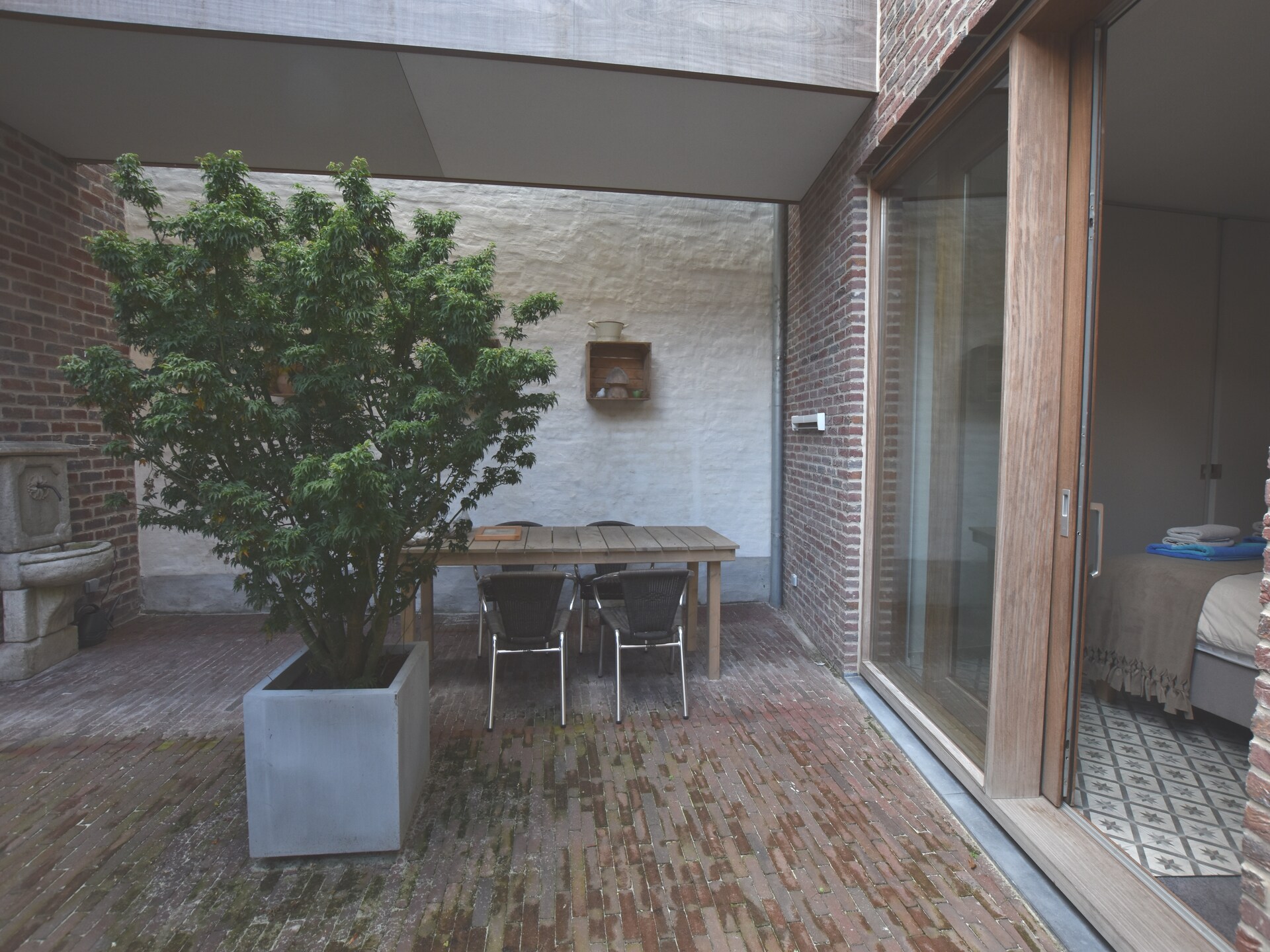In het centrum van Ieper: modern 2-persoons appartement met eigen tuin - foto 15