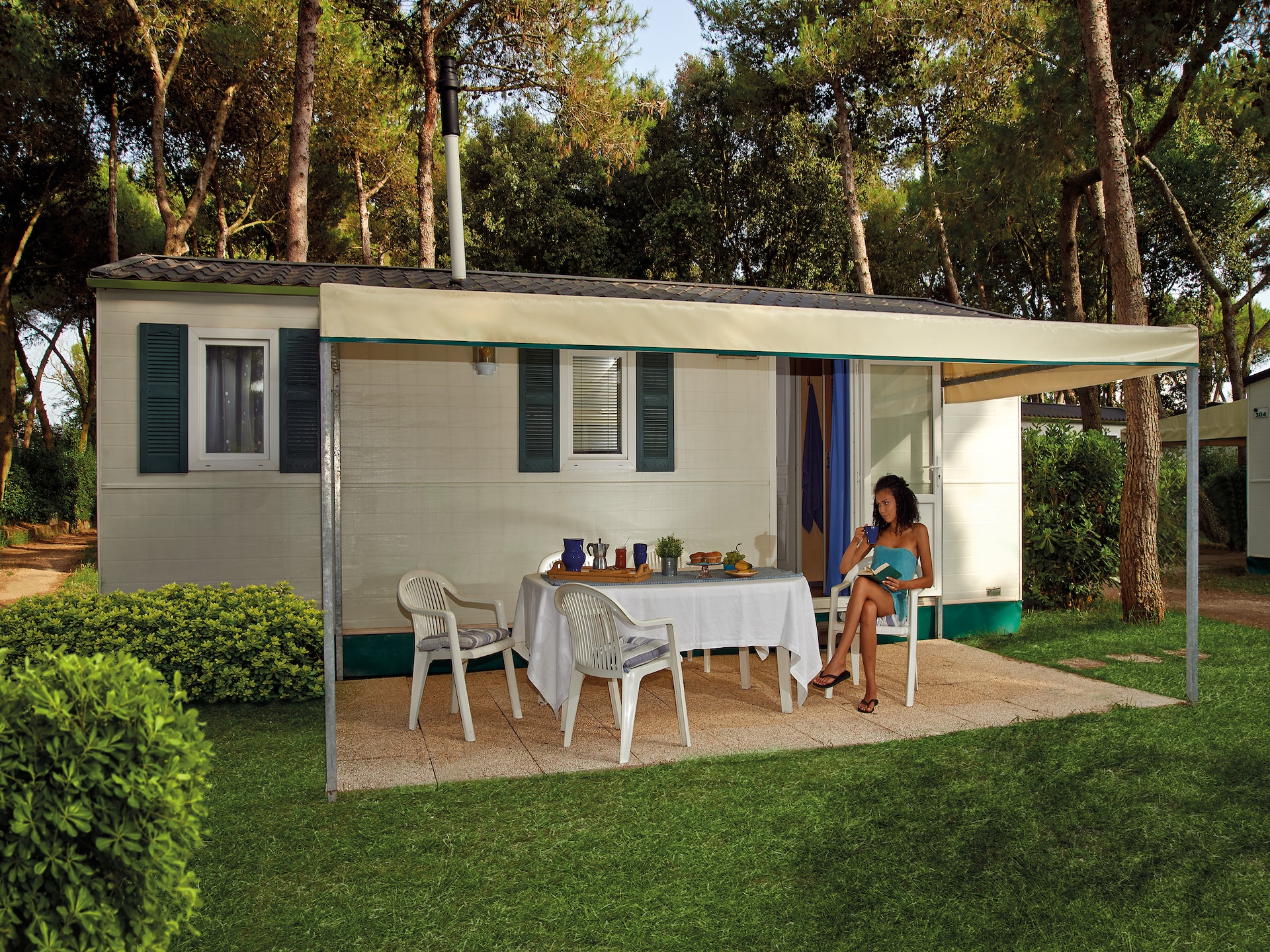 Schaduwrijk chalet voor 5 op camping Baia Domizia, vlak bij privéstrand - foto 3