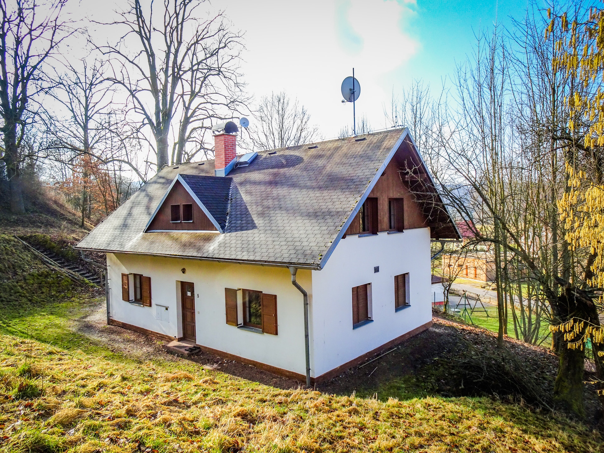 Vrijstaand chalet aan de golfbaan in de bergen van Noord-Bohemen - foto 6