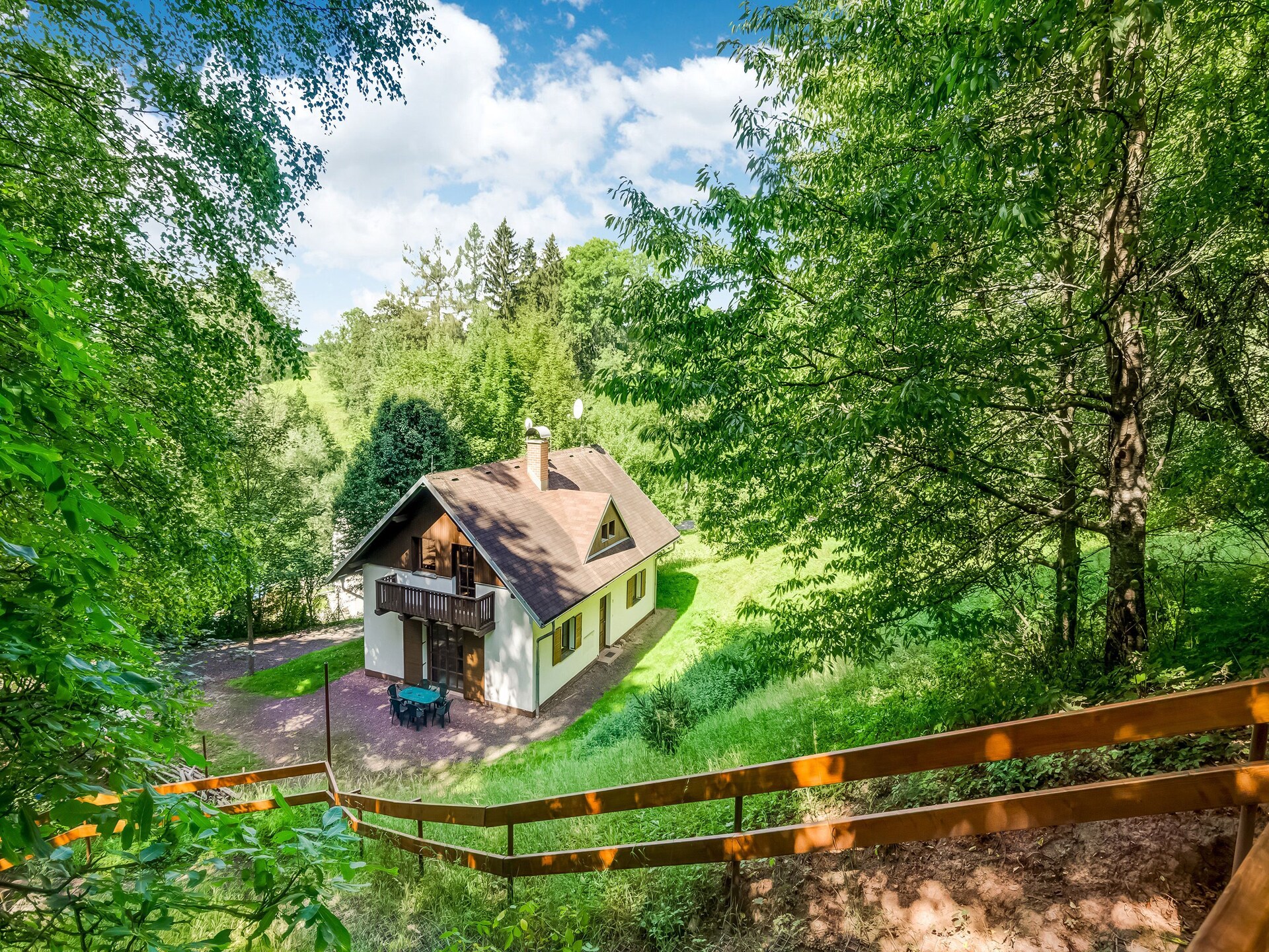 Vrijstaand chalet aan de golfbaan in de bergen van Noord-Bohemen - foto 25
