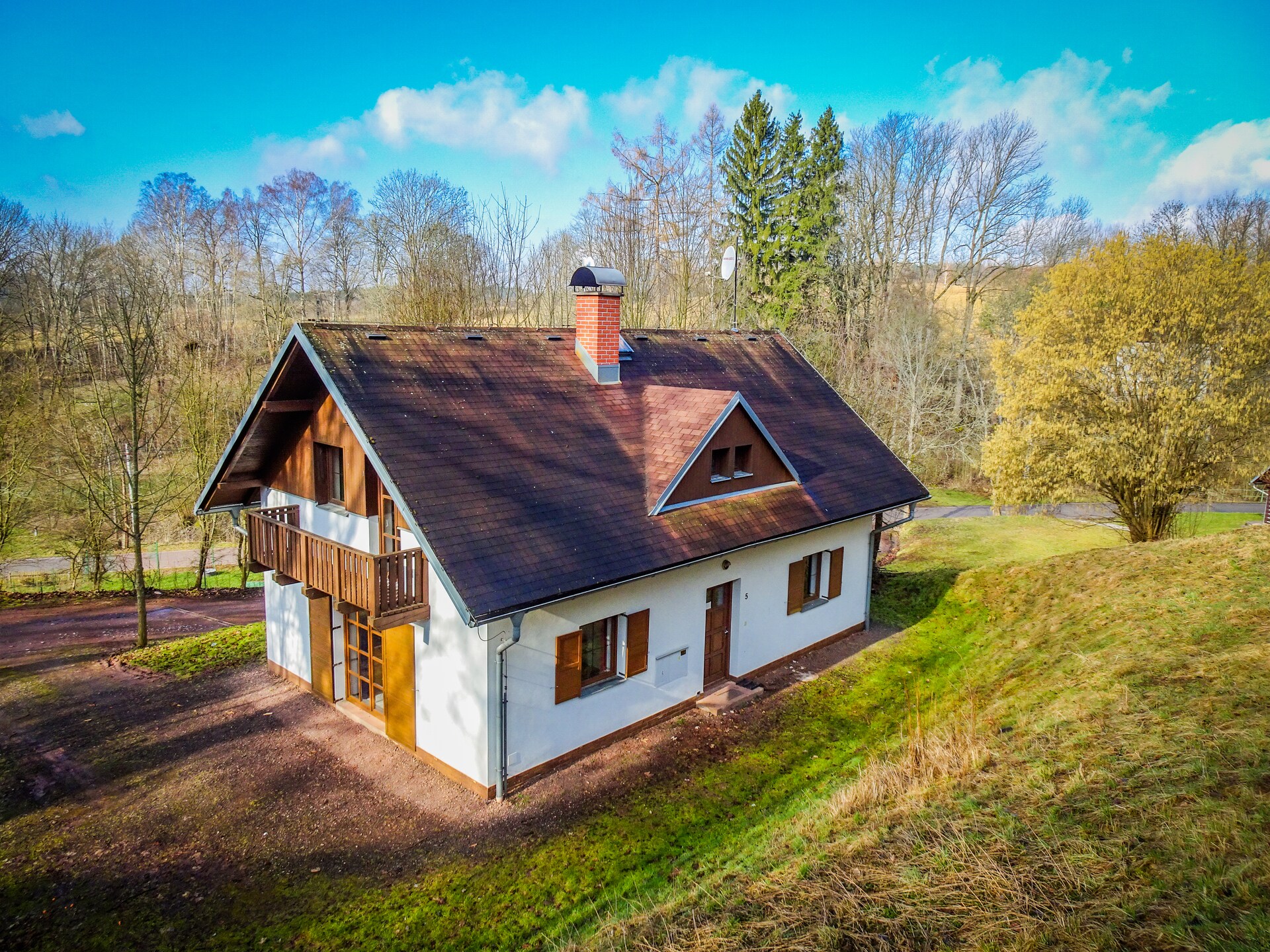 Vrijstaand chalet aan de golfbaan in de bergen van Noord-Bohemen - foto 7