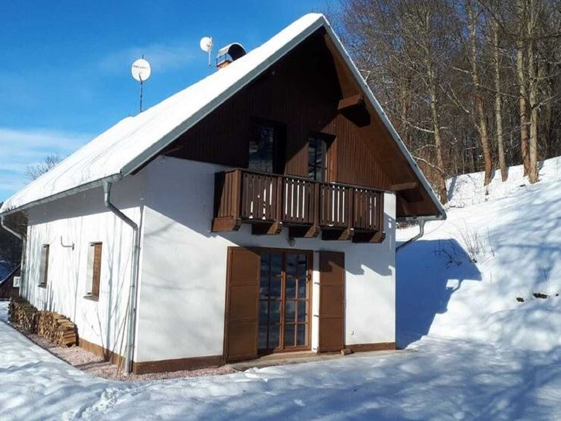 Vrijstaand chalet aan de golfbaan in de bergen van Noord-Bohemen - foto 28