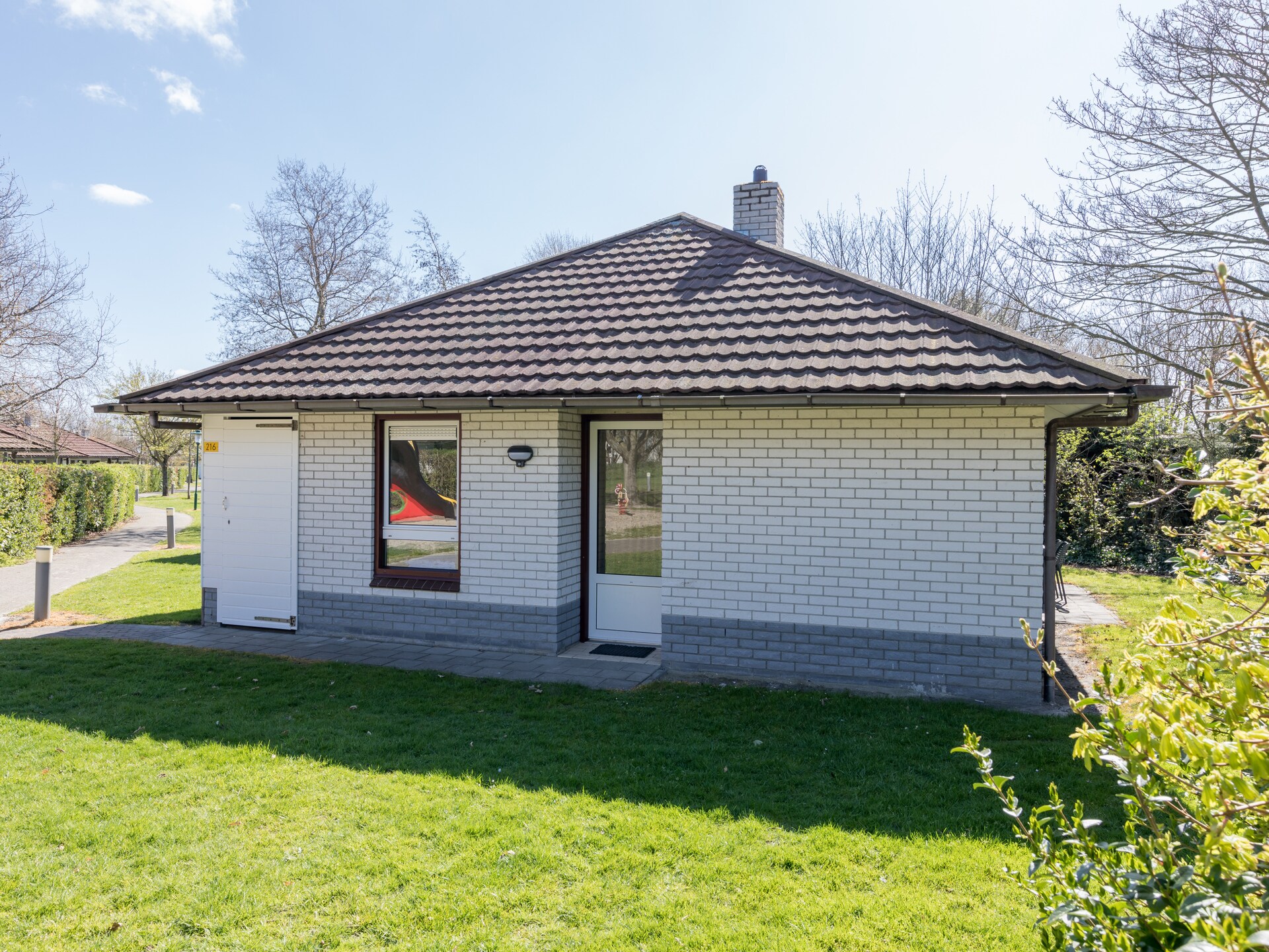 Gerenoceerde bungalow op Kustpark Texel met open haard en hondenvriendelijke tuin - foto 7