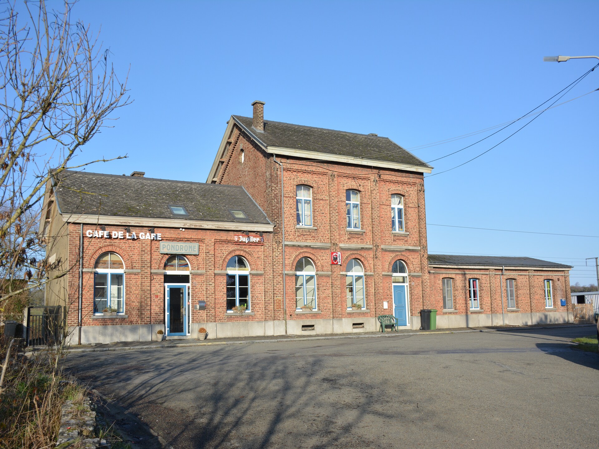In het centrum van Pondrôme: 9-persoons vakantiehuis in voormalig station - foto 1