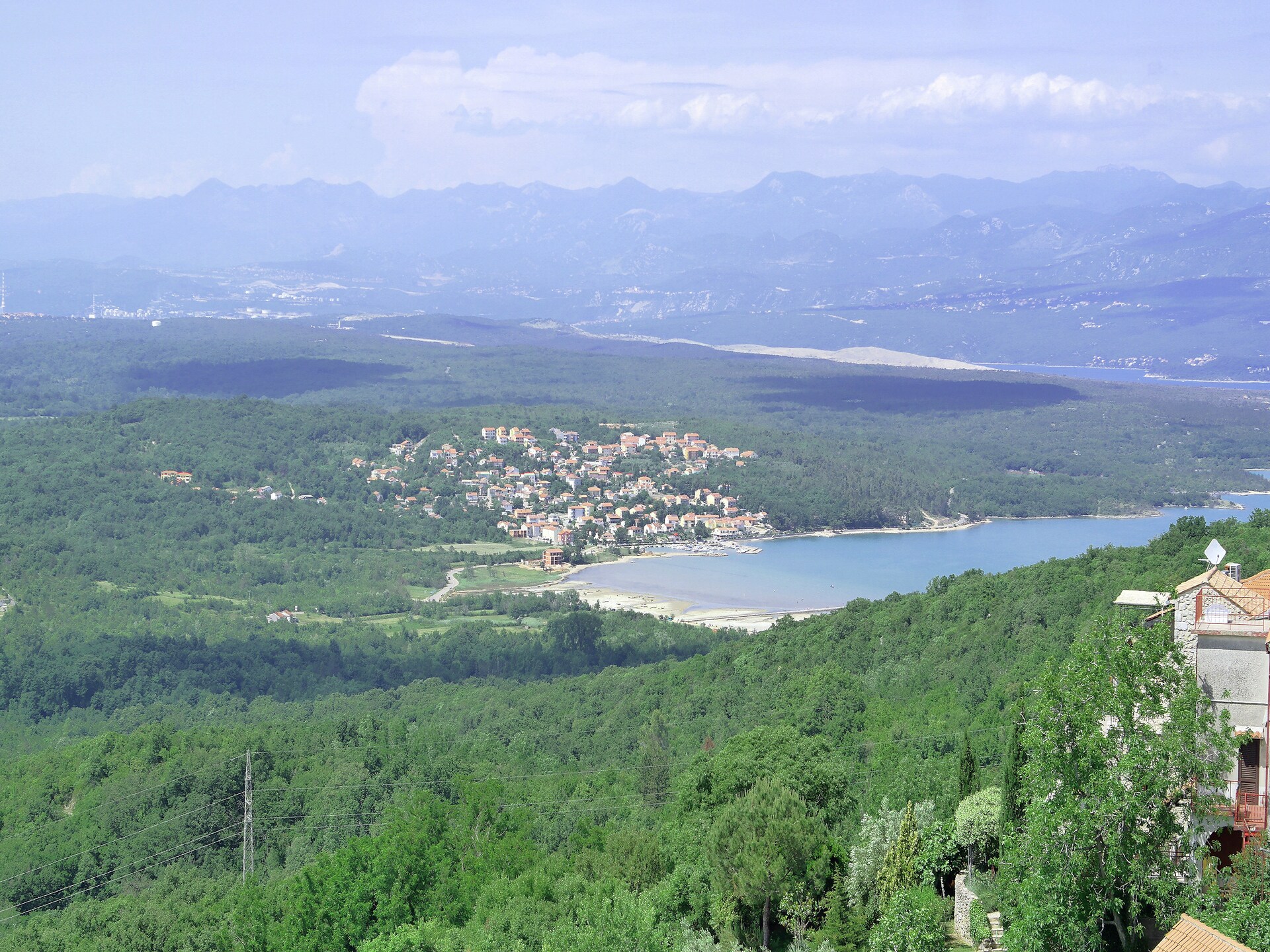Ruim appartement met overdekt balkon en BBQ op 400m van het strand in Šilo, Krk - foto 20