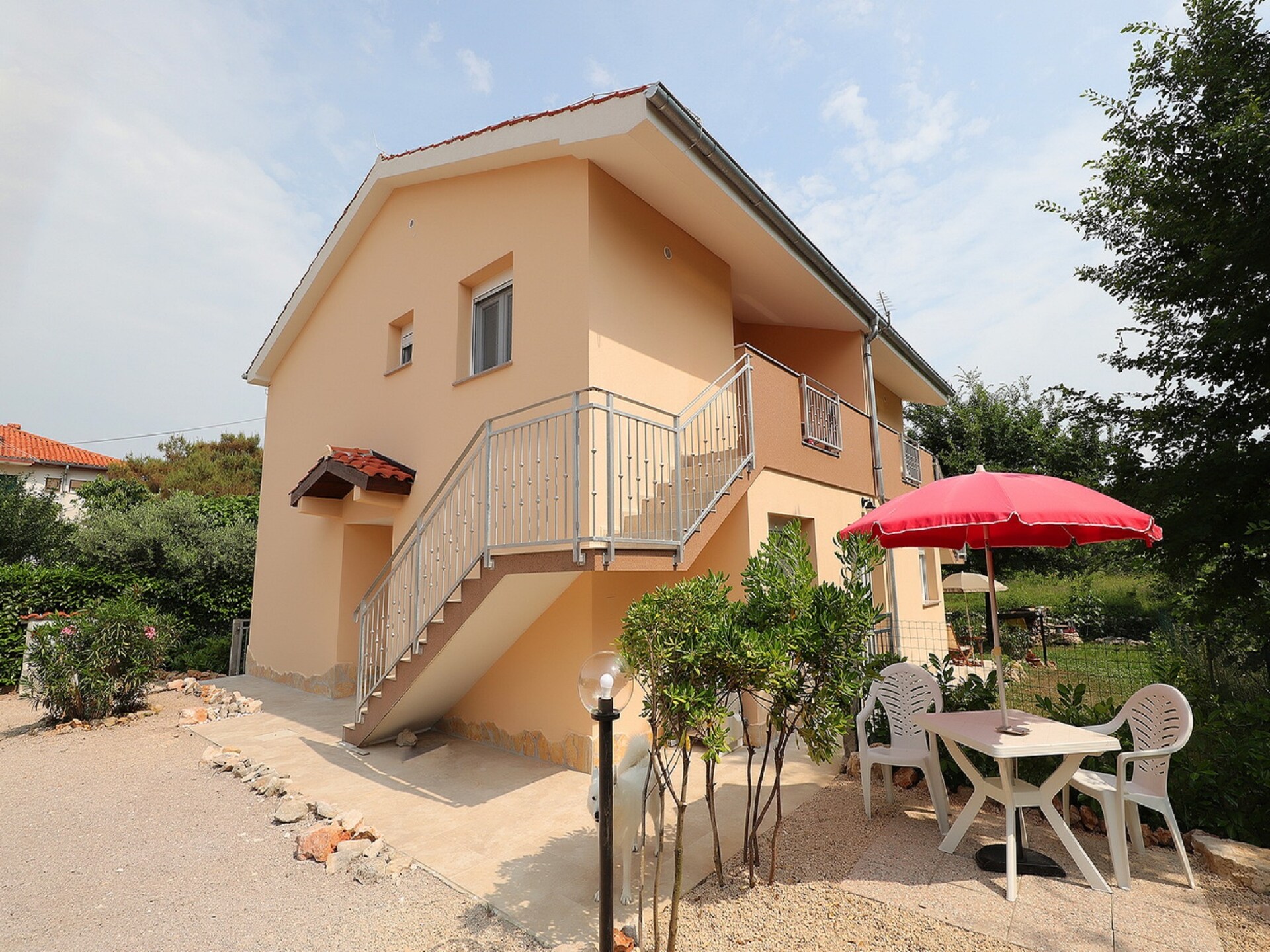 Ruim appartement met overdekt balkon en BBQ op 400m van het strand in Šilo, Krk - foto 4