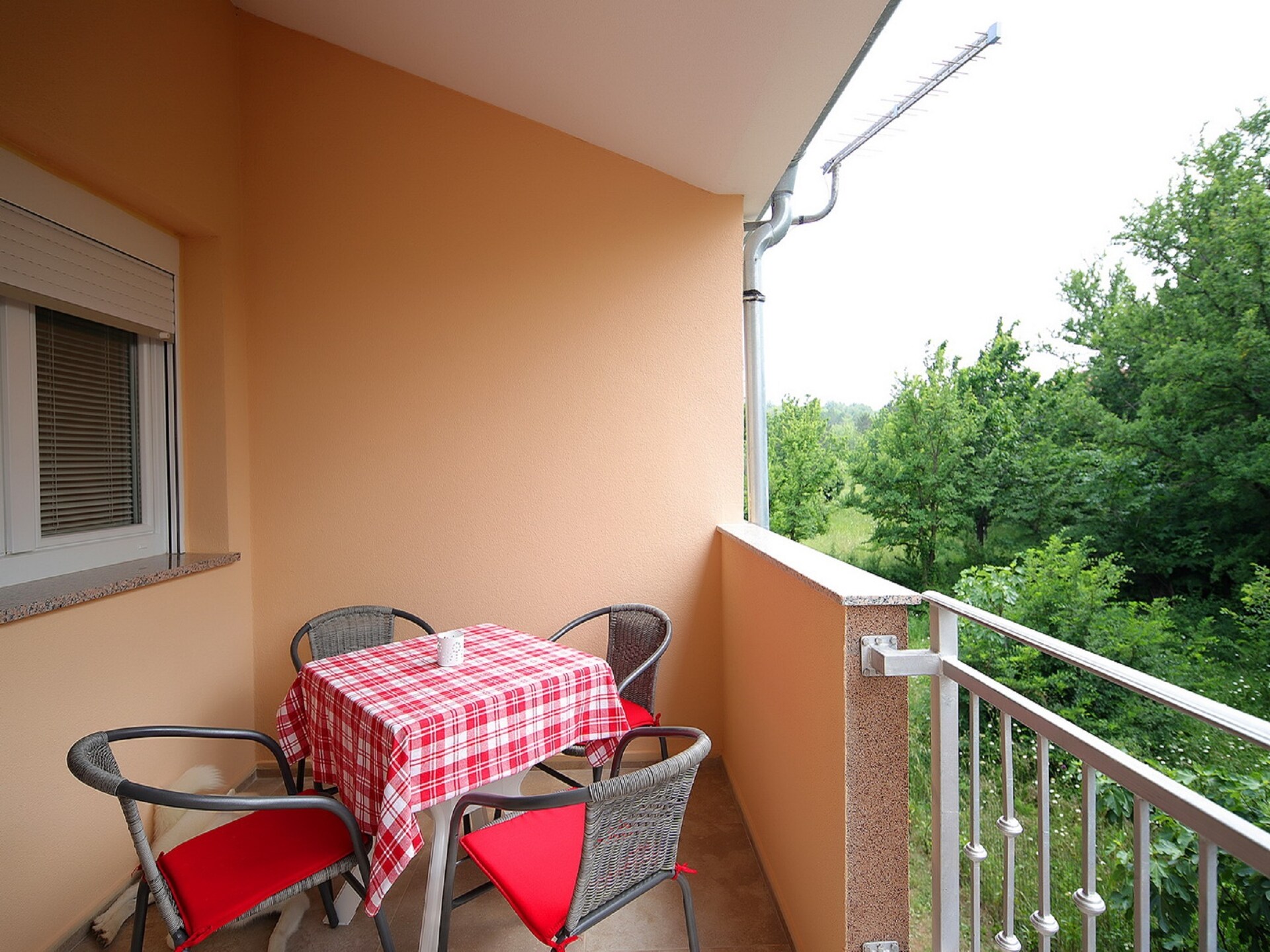Ruim appartement met overdekt balkon en BBQ op 400m van het strand in Šilo, Krk - foto 13