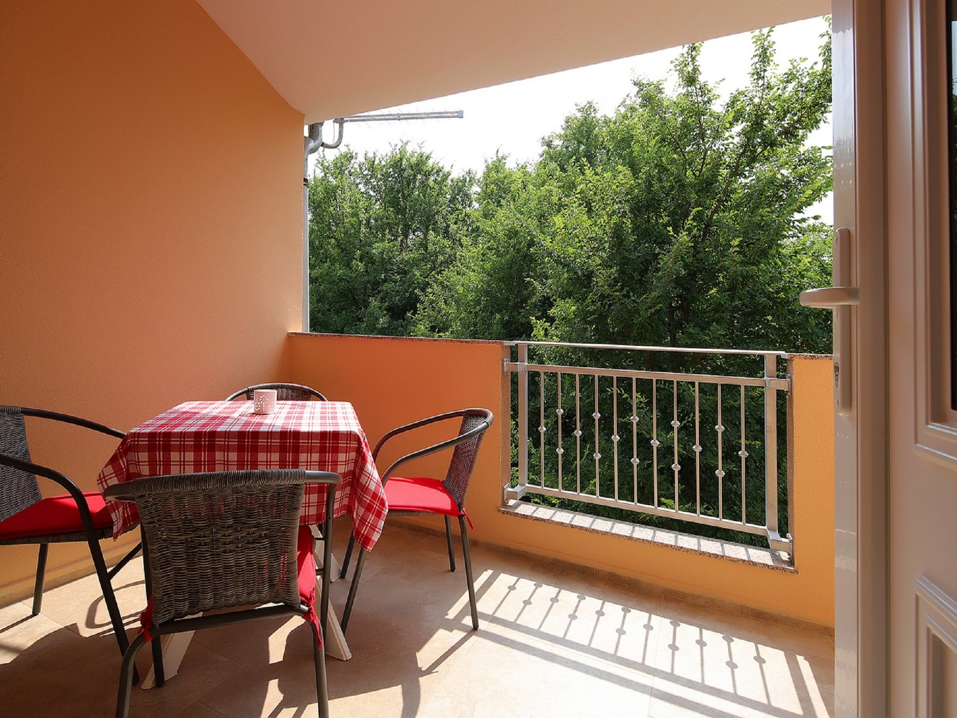 Ruim appartement met overdekt balkon en BBQ op 400m van het strand in Šilo, Krk - foto 11