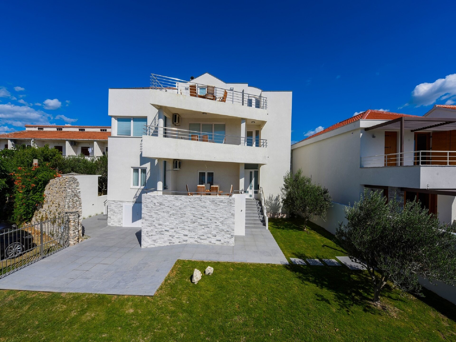 Moderne villa voor 8 in Nin, 300m van strand met zeezicht - foto 1