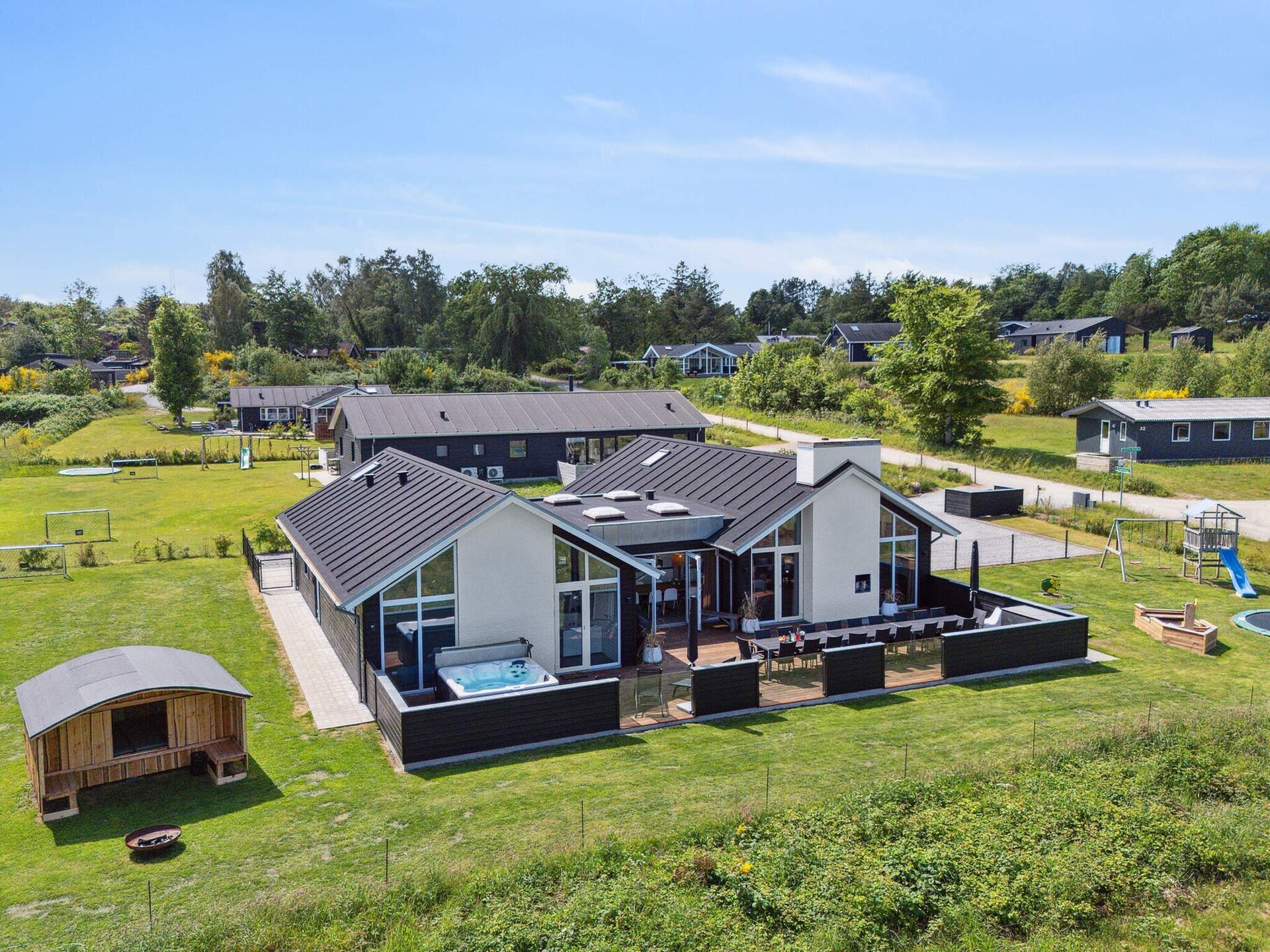 Groots vakantiehuis met zwembad, sauna & zeezicht op 250m van strand - foto 1