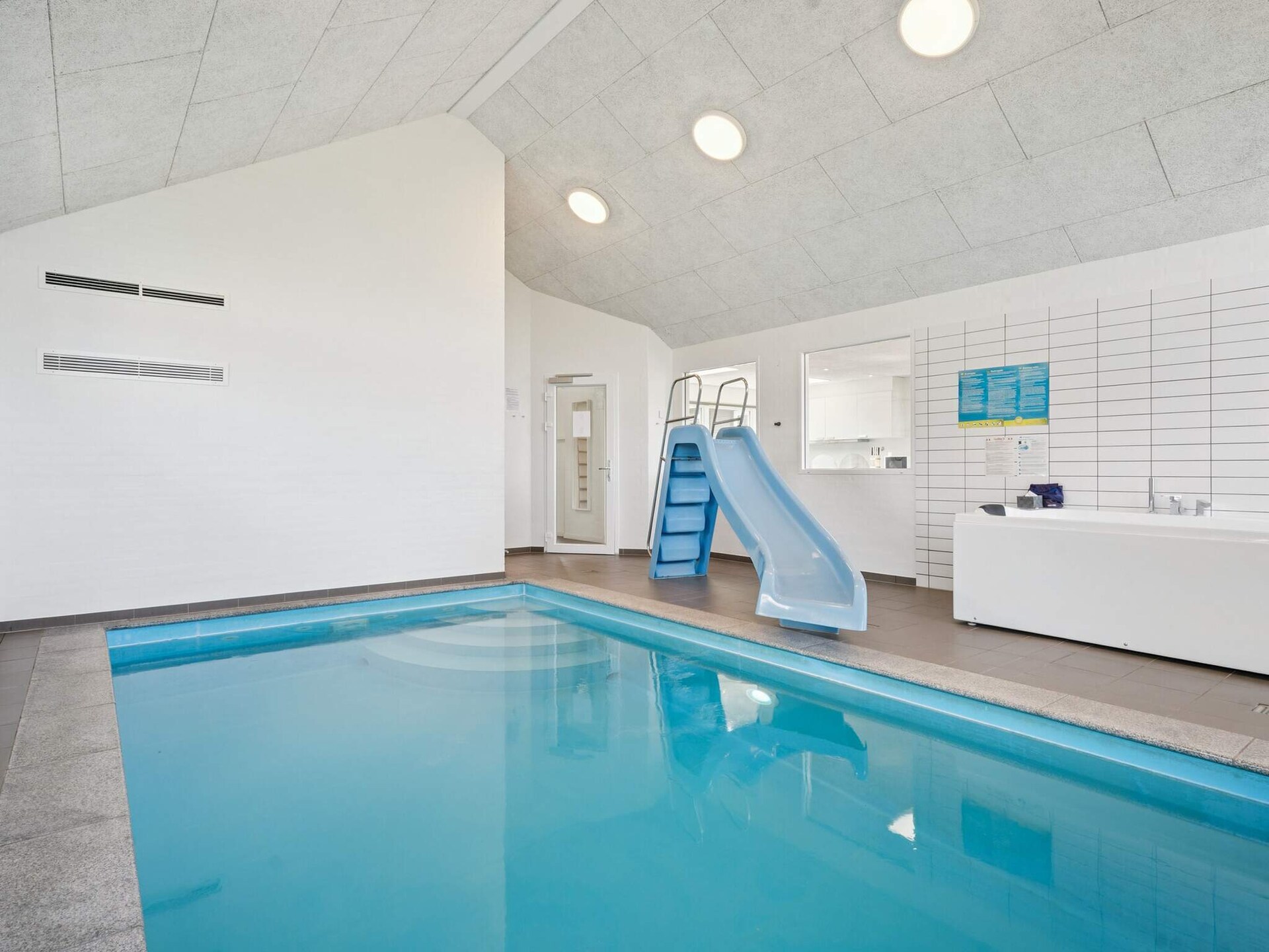 Groots vakantiehuis met zwembad, sauna & zeezicht op 250m van strand - foto 21