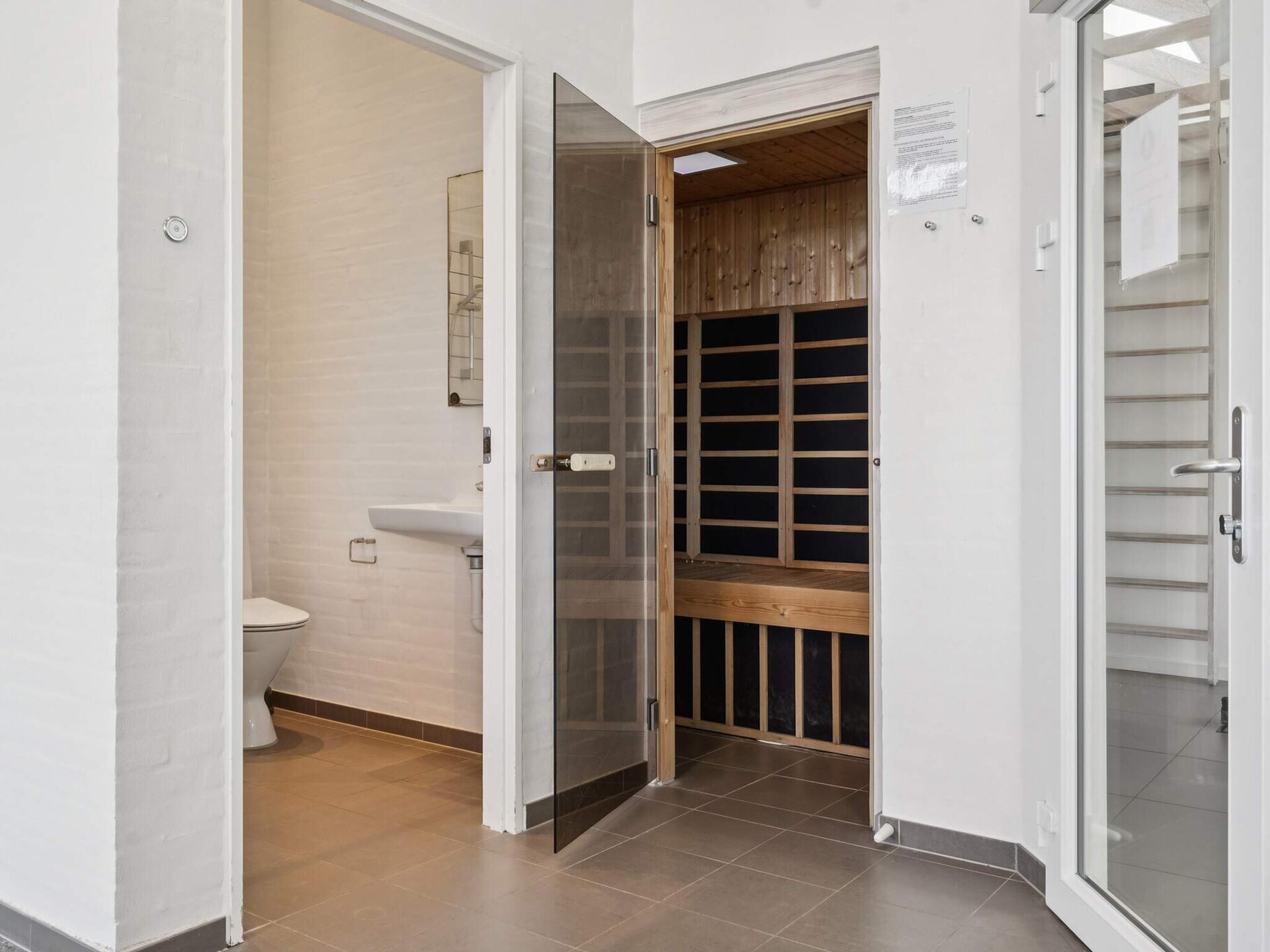 Groots vakantiehuis met zwembad, sauna & zeezicht op 250m van strand - foto 38