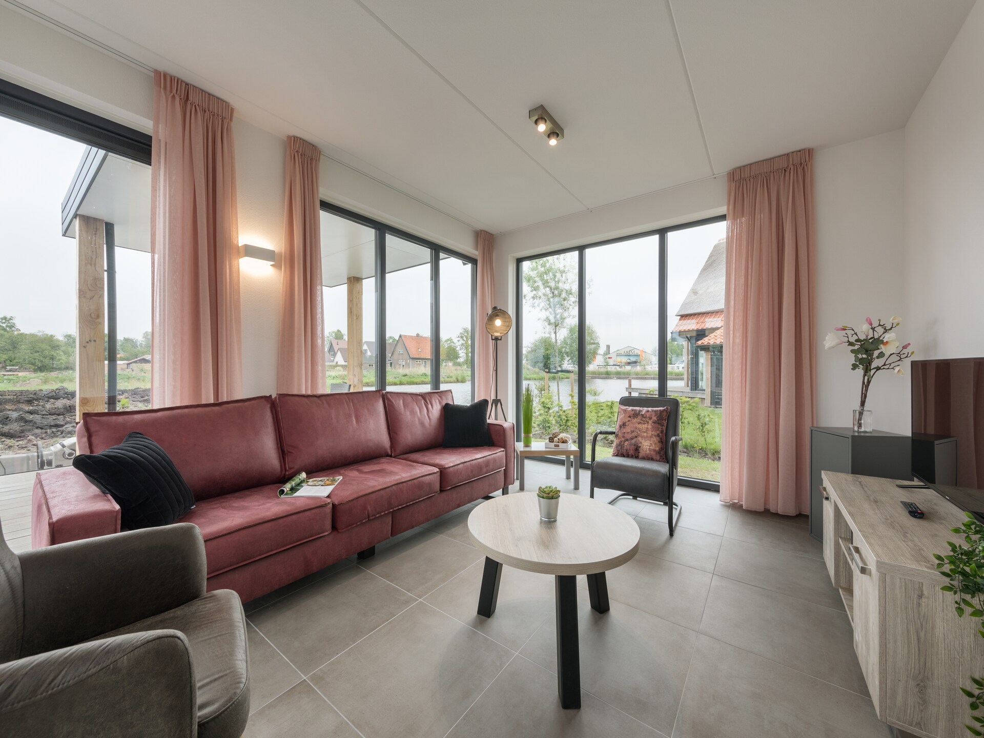 Waterstaete Ossenzijl 1: Luxe vrijstaande villa aan het water met privéboot - foto 2