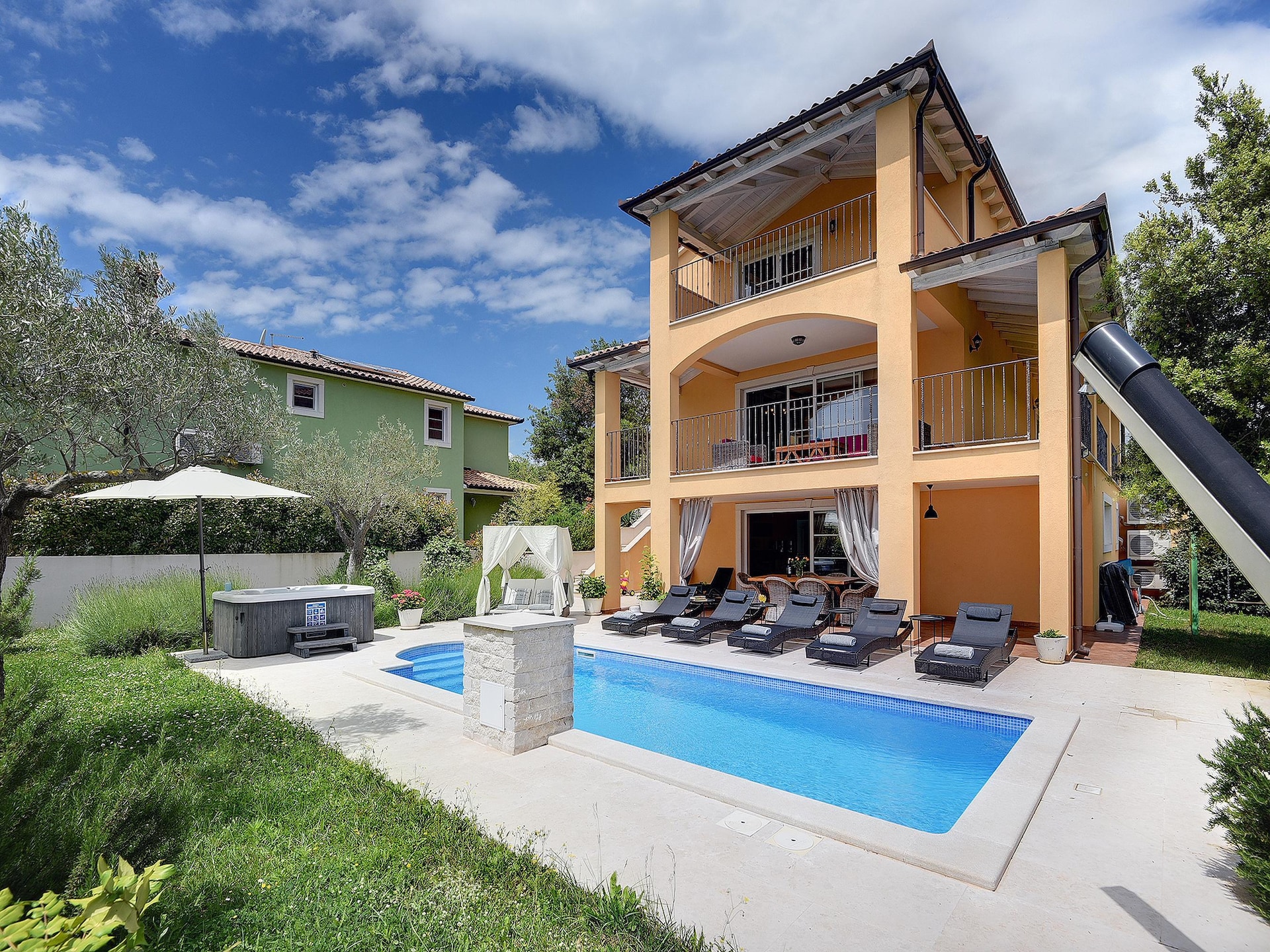 Luxe Villa Ari in Rakalj: Ruimte voor 10 personen met zwembad - foto 7