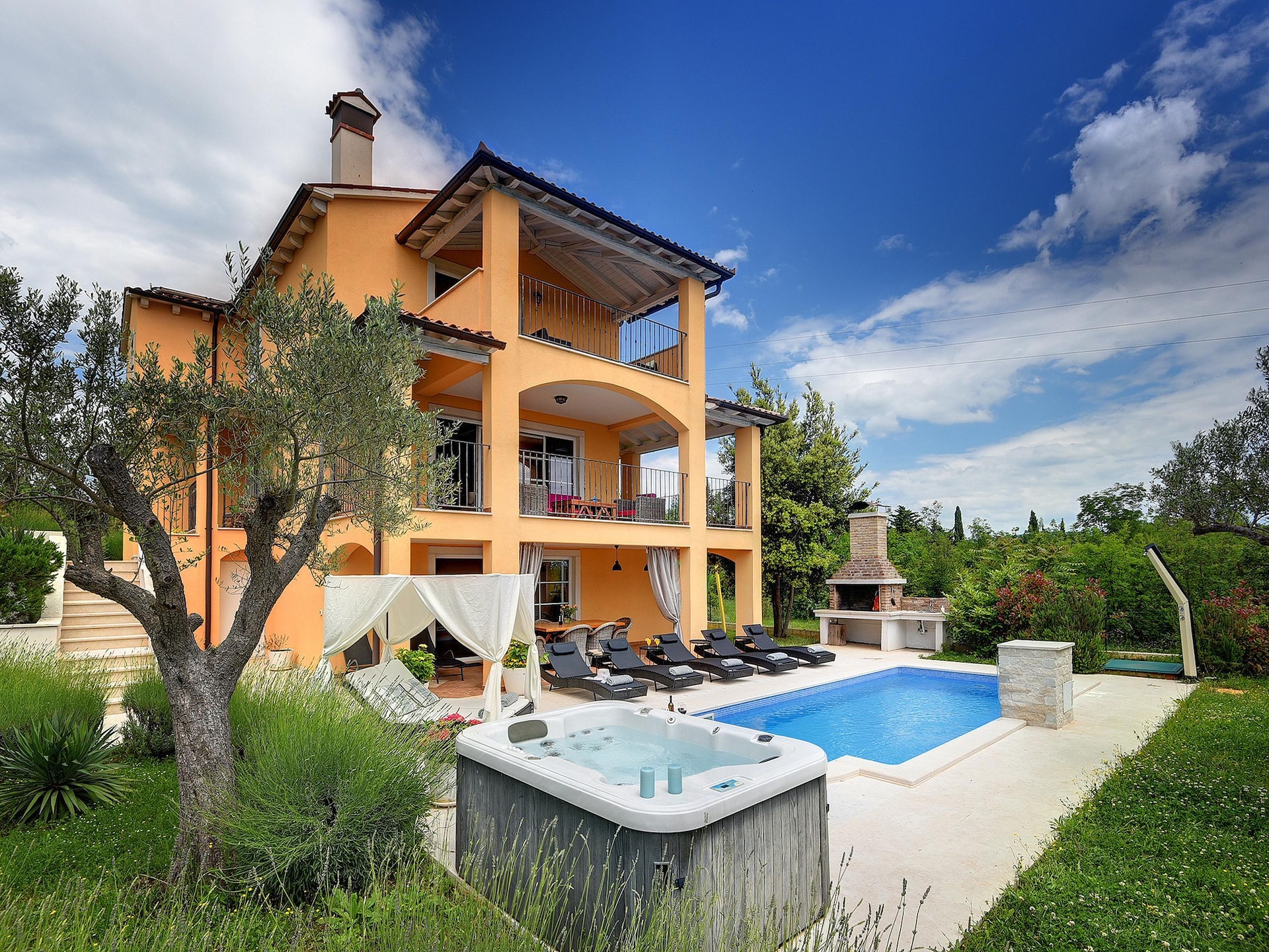 Luxe Villa Ari in Rakalj: Ruimte voor 10 personen met zwembad - foto 1