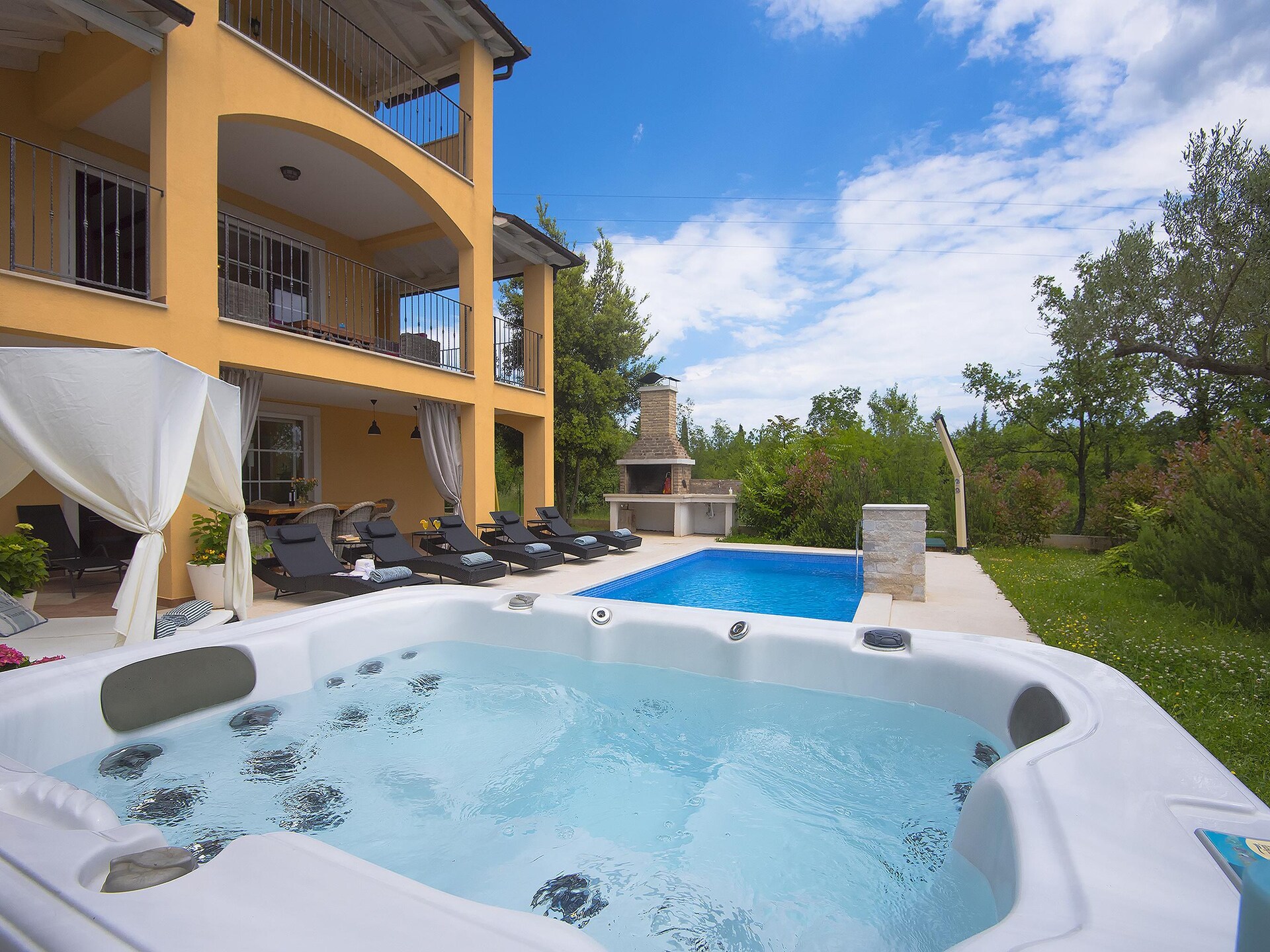 Luxe Villa Ari in Rakalj: Ruimte voor 10 personen met zwembad - foto 10