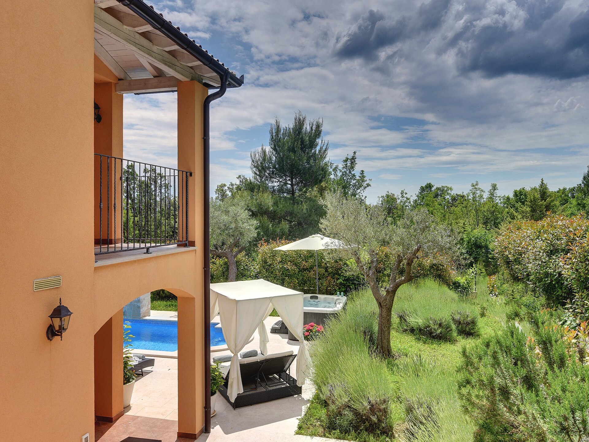 Luxe Villa Ari in Rakalj: Ruimte voor 10 personen met zwembad - foto 8
