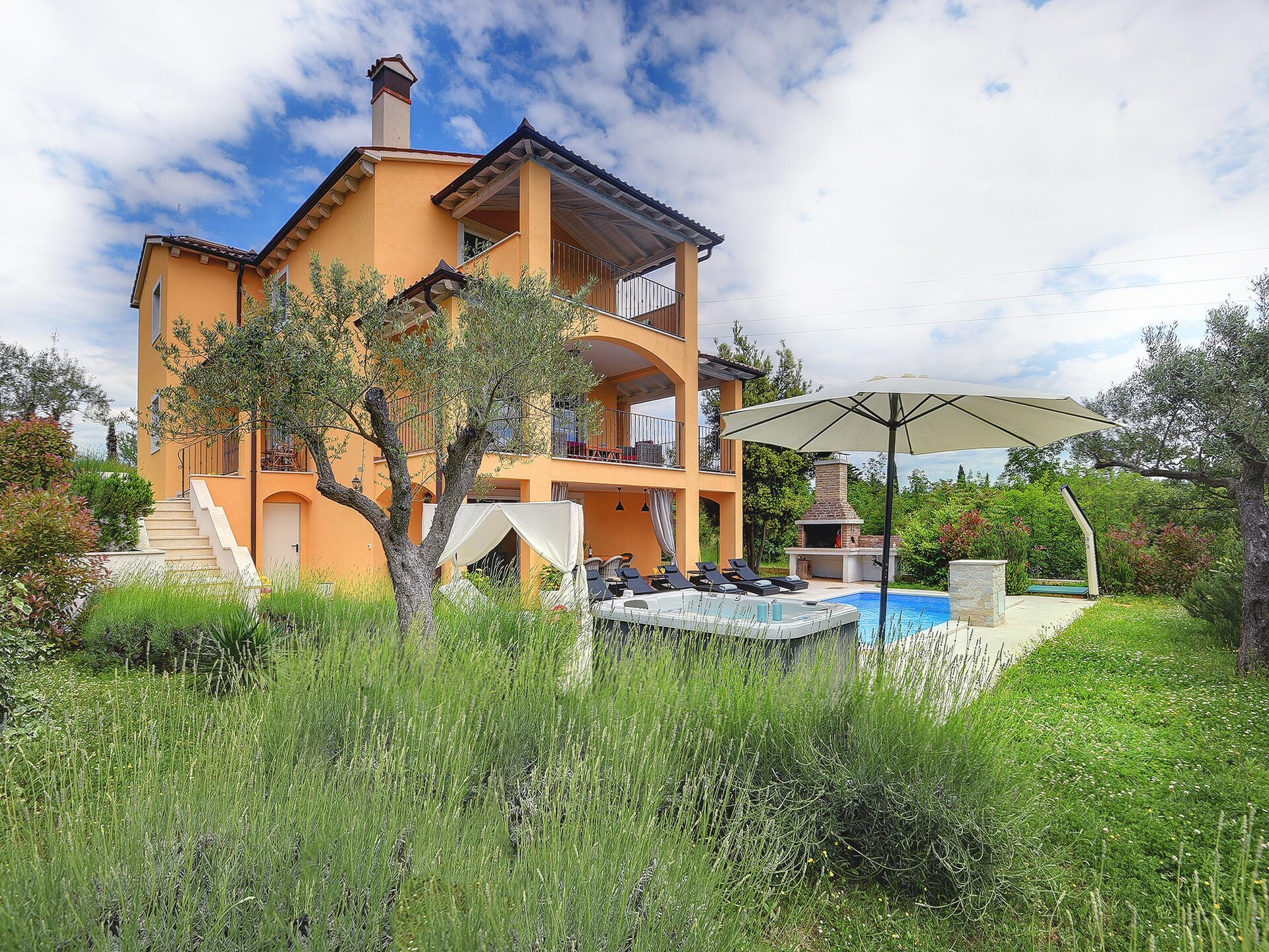 Luxe Villa Ari in Rakalj: Ruimte voor 10 personen met zwembad - foto 2