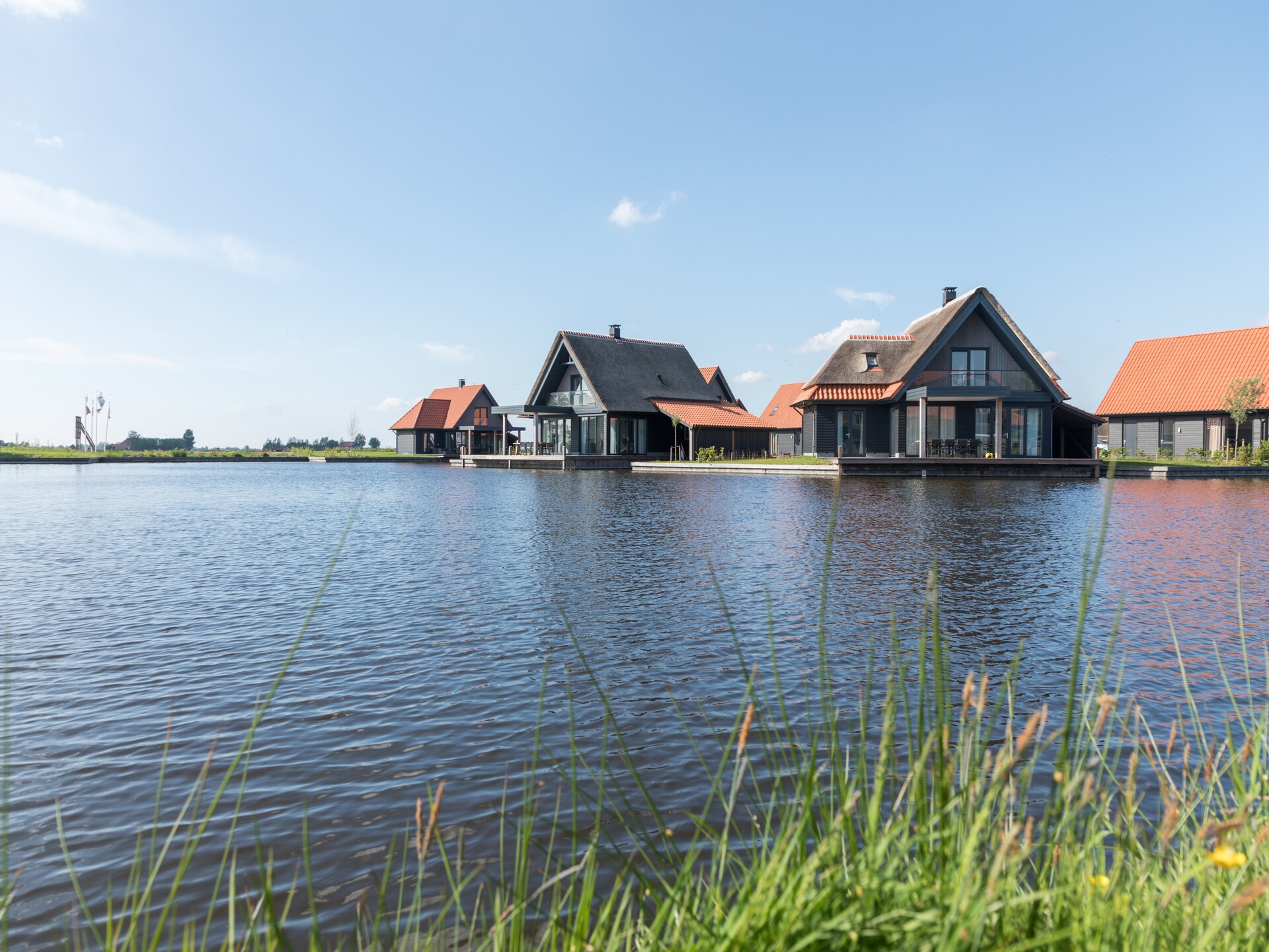 Luxe vrijstaande watervilla met eigen aanlegsteiger in Ossenzijl - foto 7