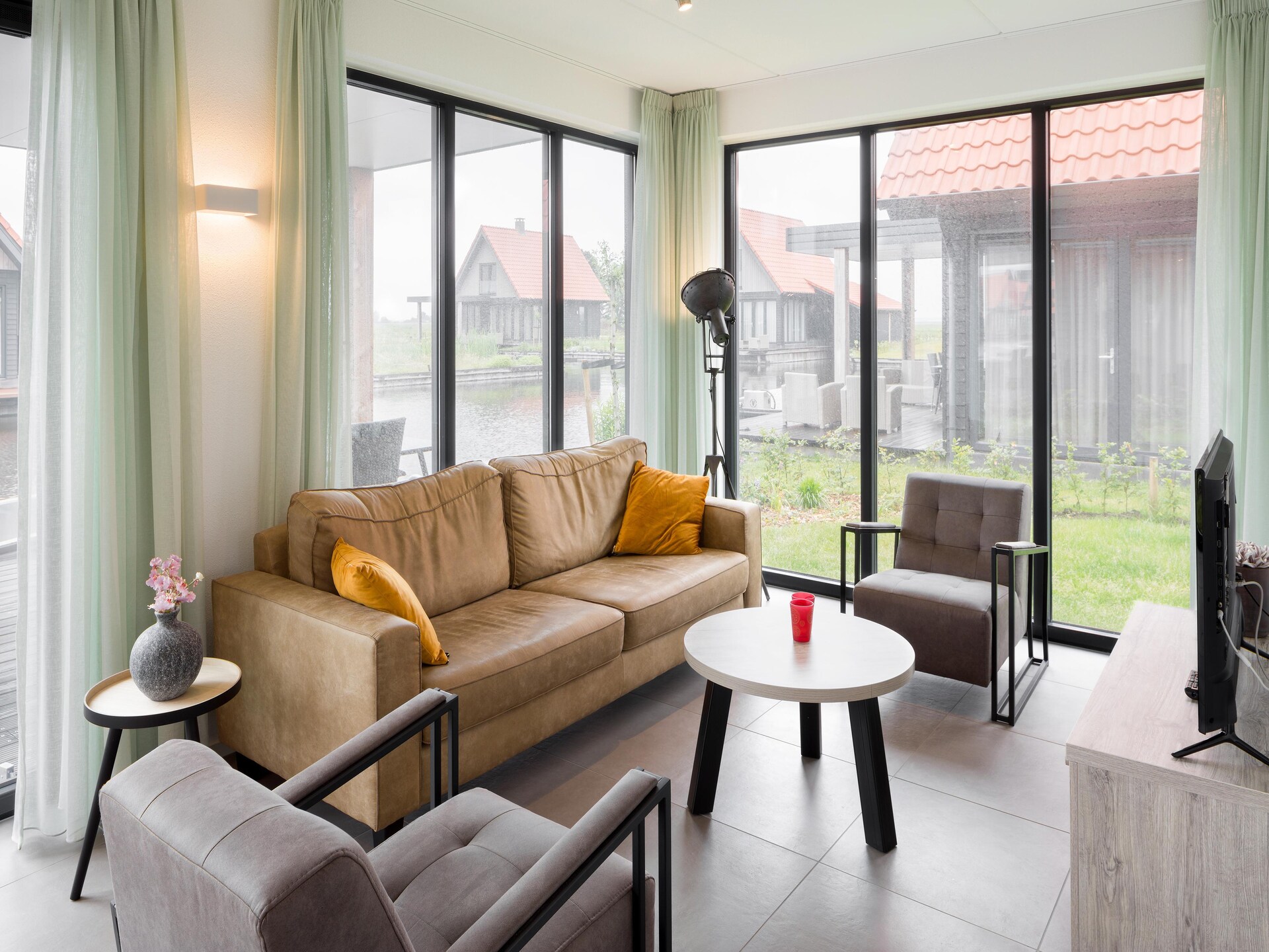 Luxe vrijstaande watervilla met eigen aanlegsteiger in Ossenzijl - foto 2