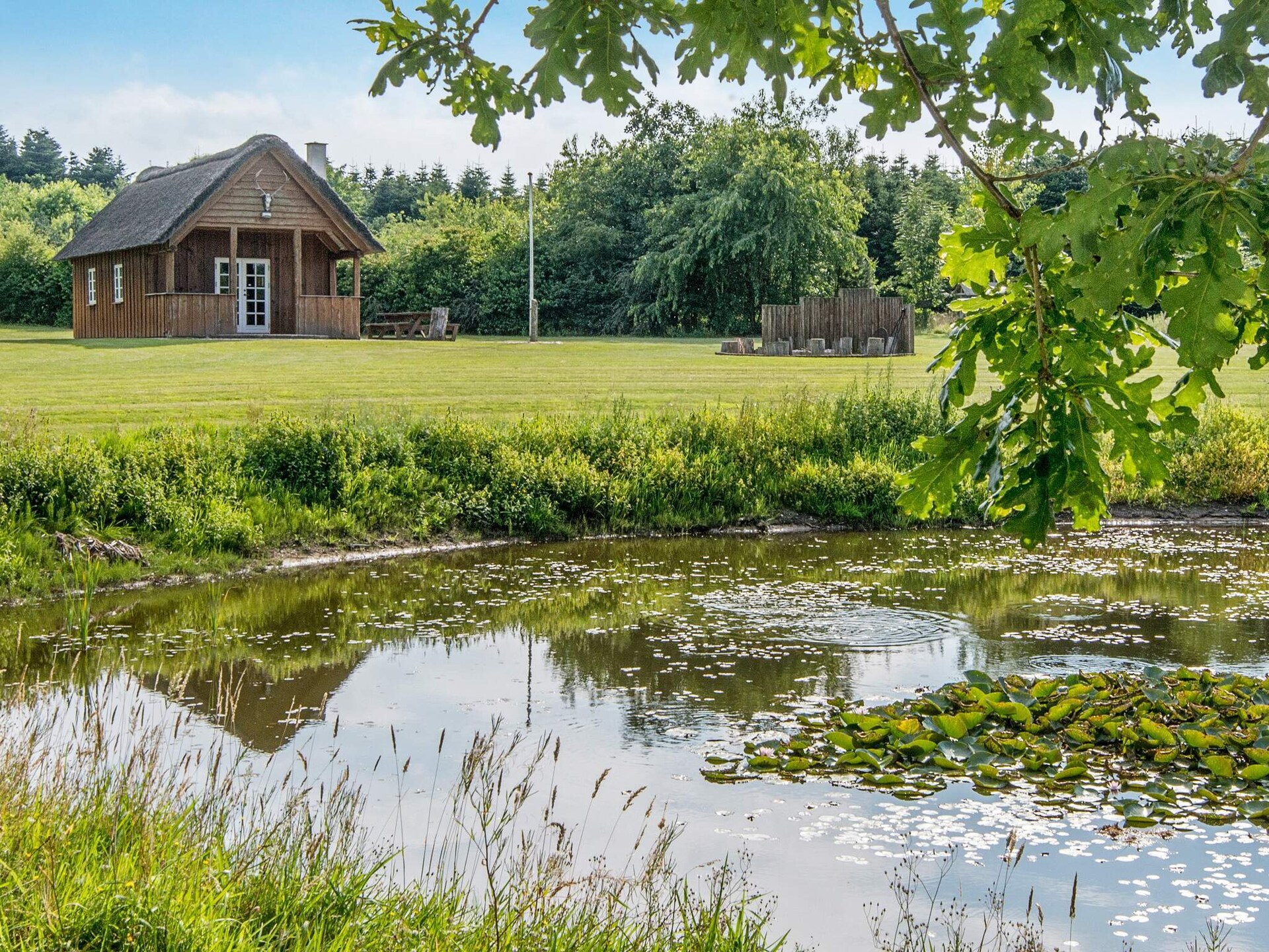 Reetgedekt vakantiehuis voor 18 personen met privémeer en jachthut op 10 meter van zee - foto 8