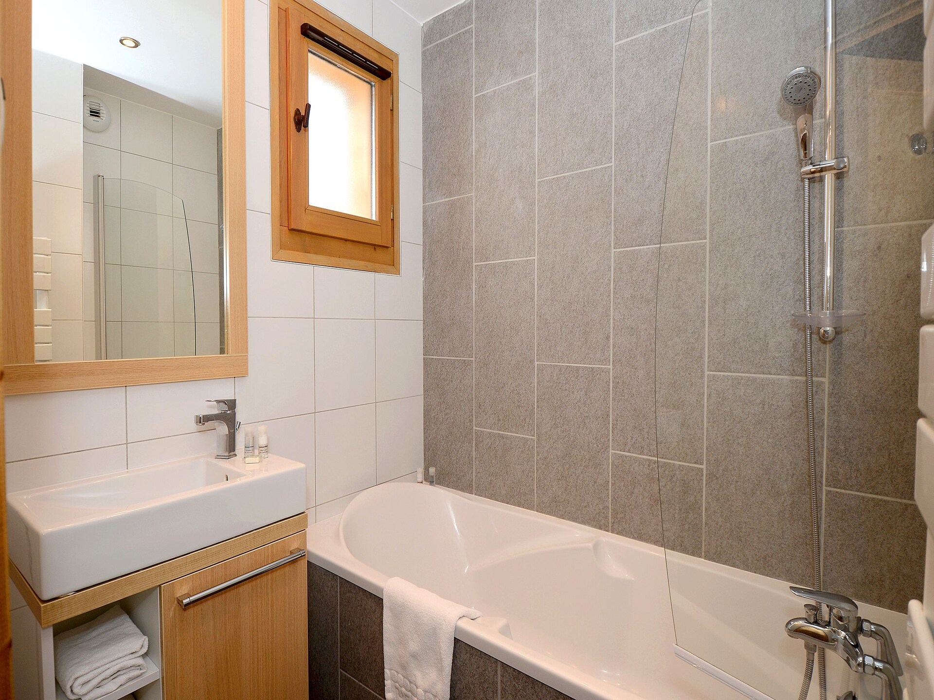 Authentiek chalet in Arâches-La-Frasse, direct aan de piste met uitzicht - foto 12