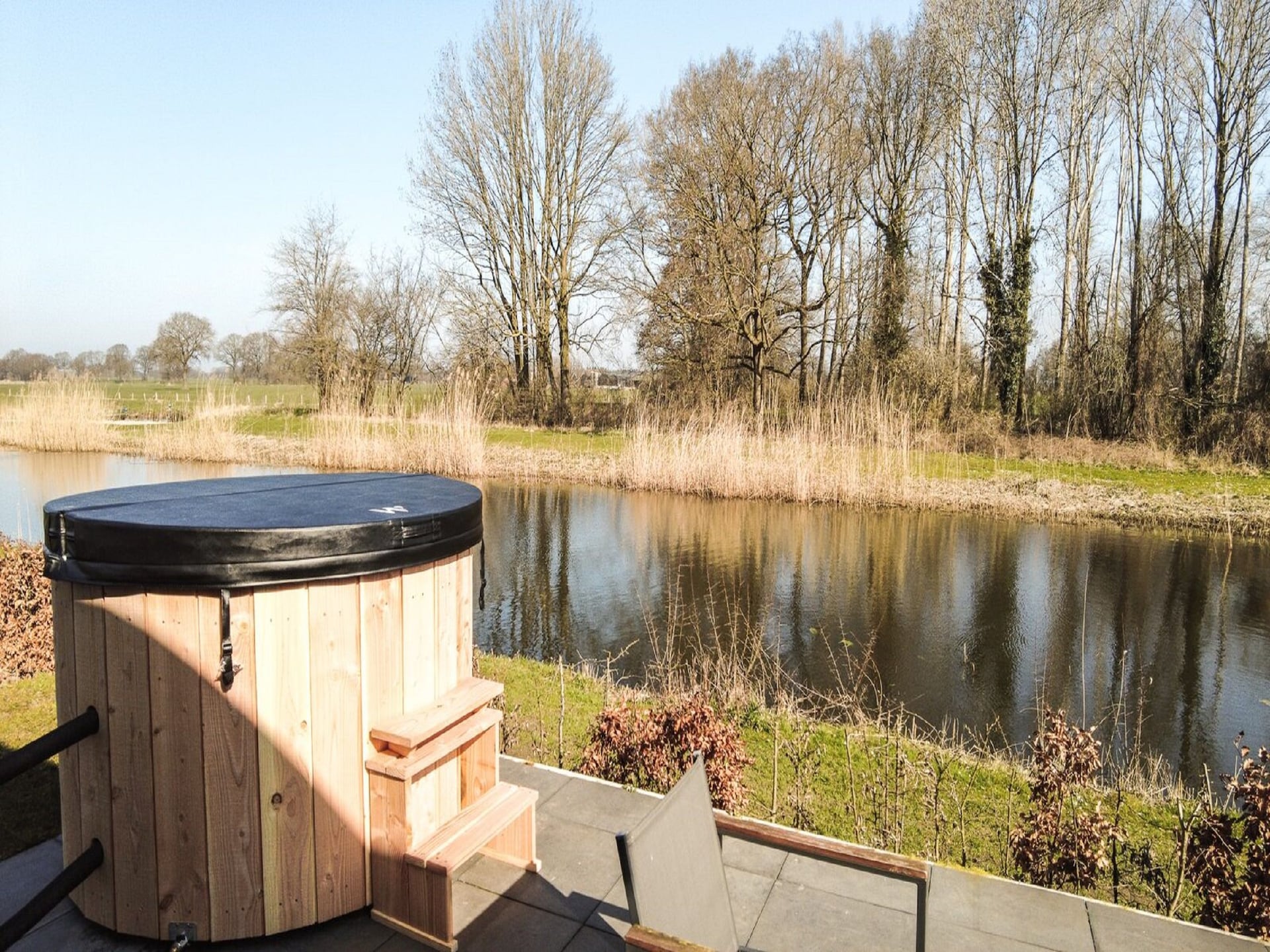 Lichte bungalow voor 3 personen aan het water in Zuna - foto 12