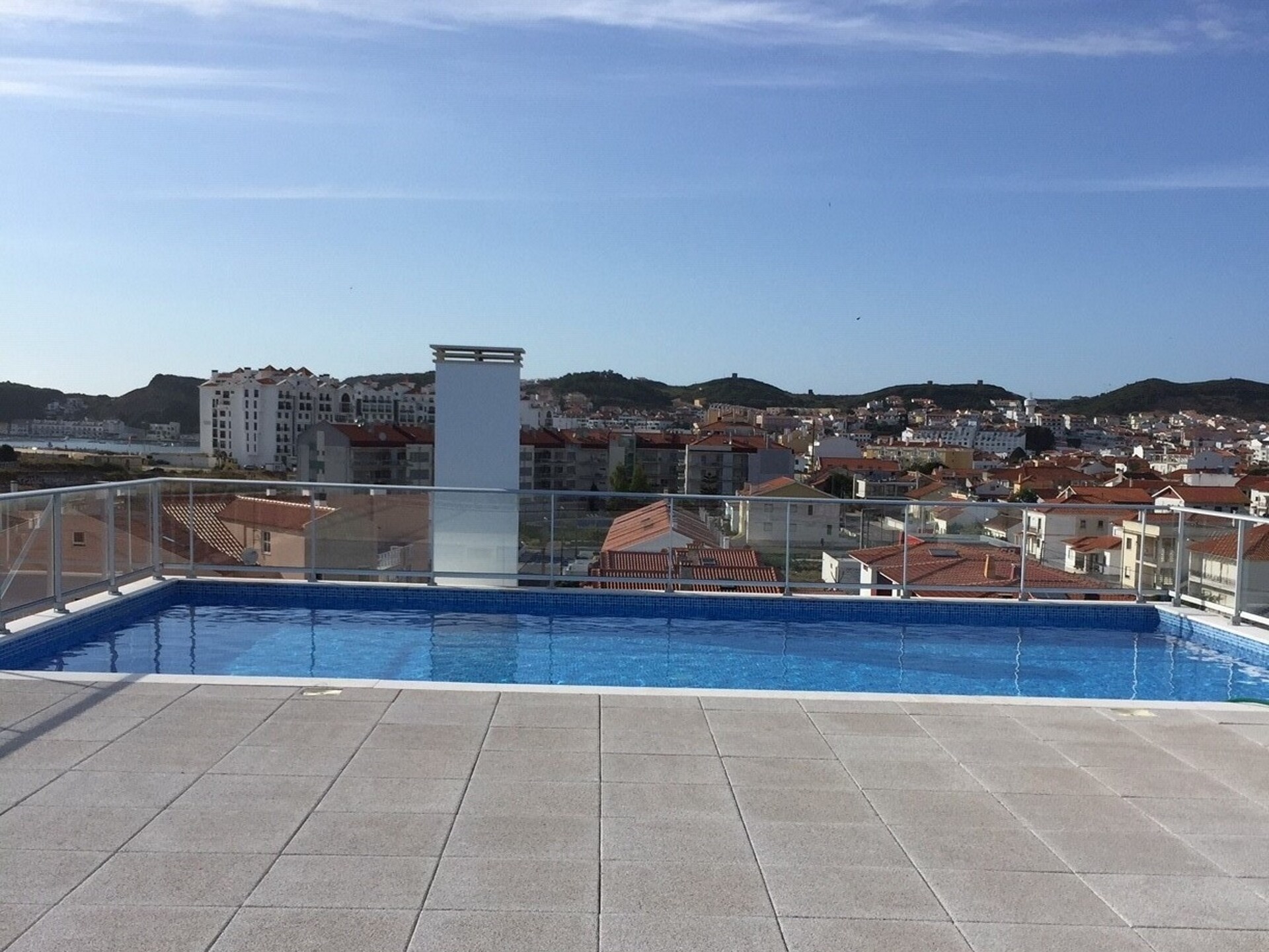 Licht appartement met dakterras en zwembad op 700 meter van de baai - foto 9