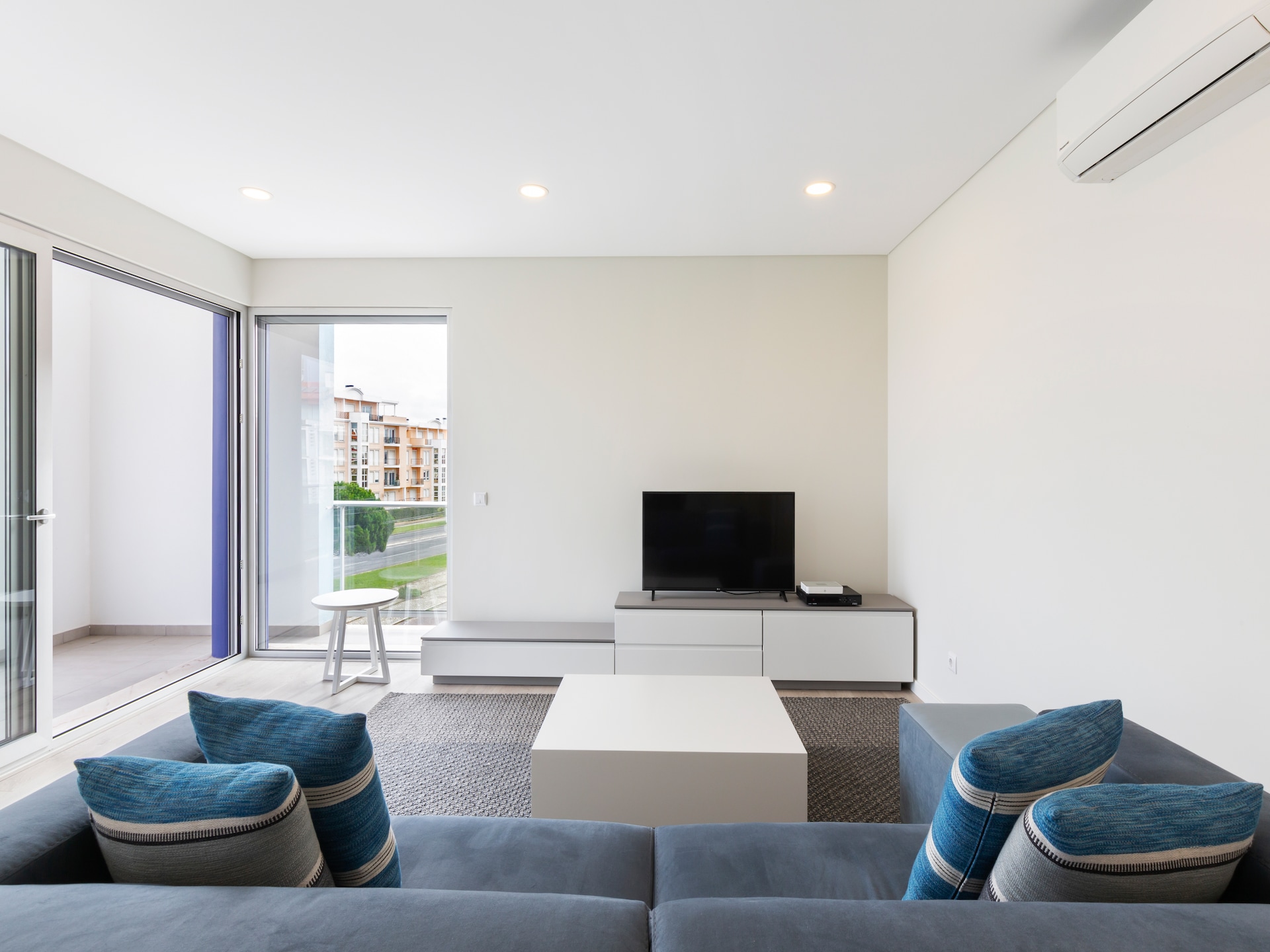 Licht appartement met dakterras en zwembad op 700 meter van de baai - foto 3